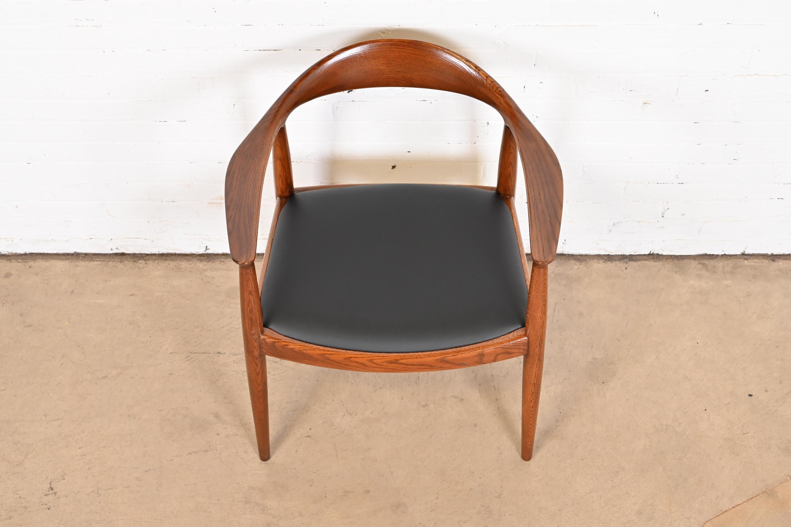 Cuir Chaise ronde en chêne et cuir Hans Wegner pour Johannes Hansen « The Chair », années 1960 en vente