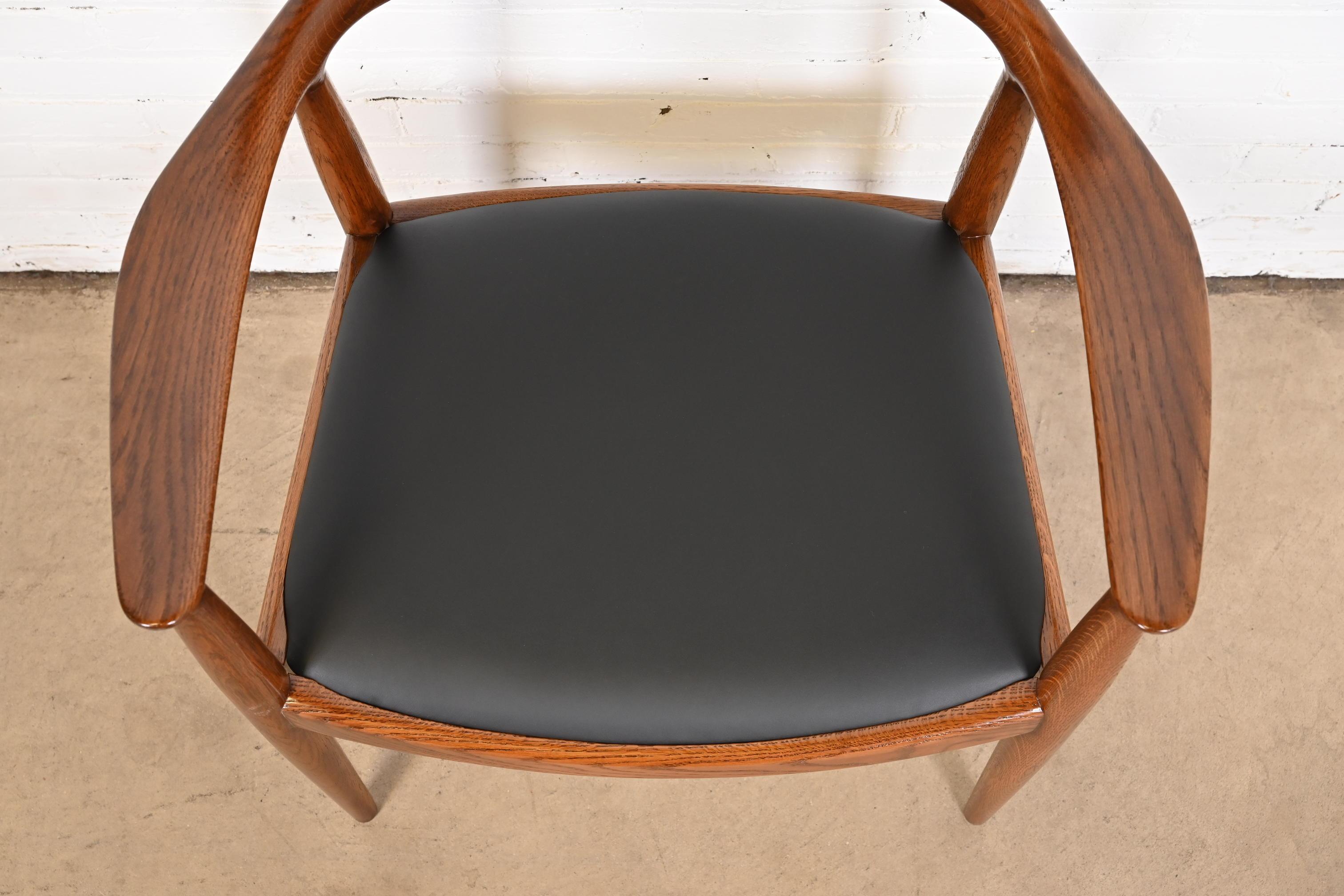 Runder Stuhl „The Chair“ aus Eiche und Leder, Hans Wegner für Johannes Hansen, 1960er Jahre (Mitte des 20. Jahrhunderts) im Angebot