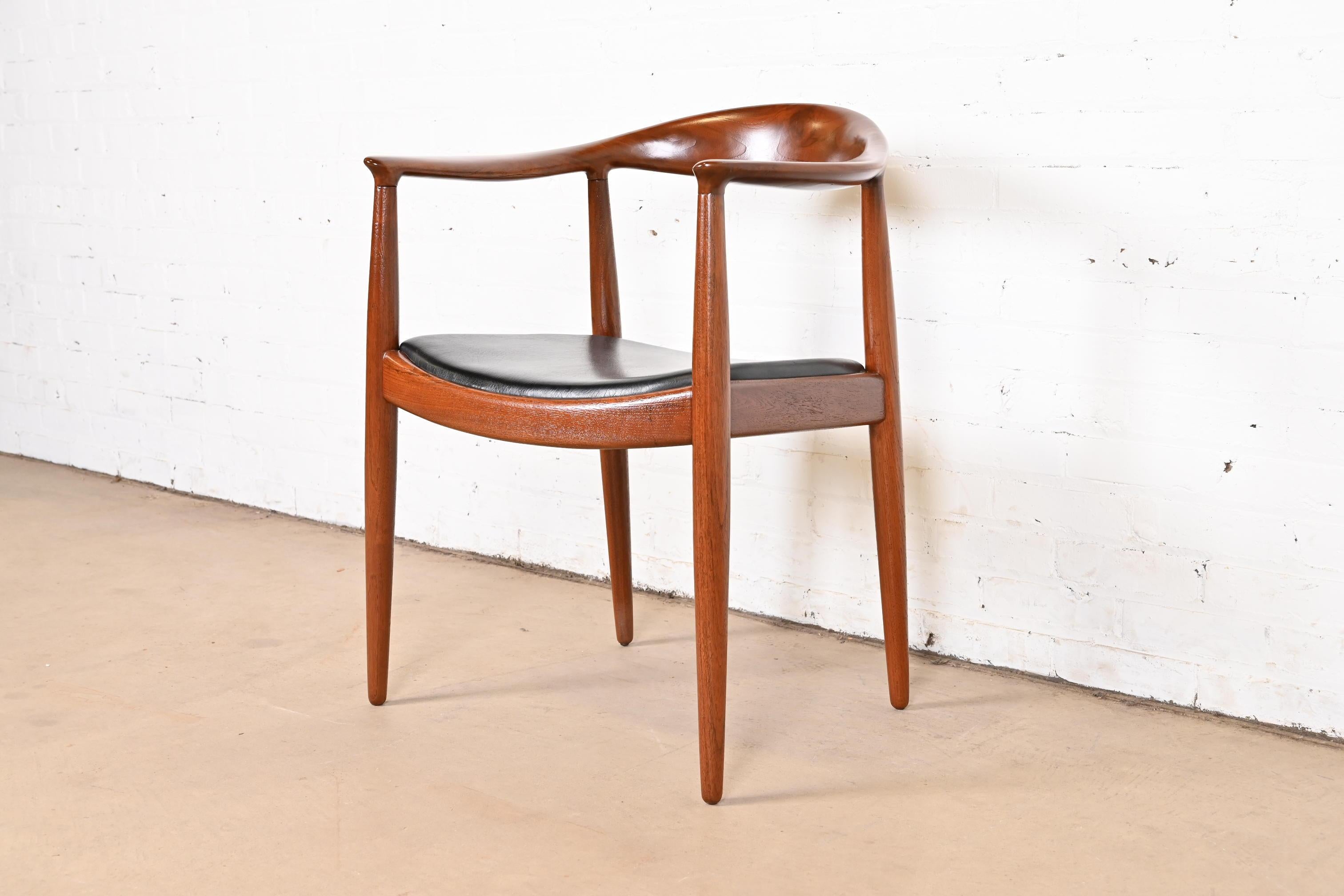 Runder Stuhl „The Chair“ aus Teakholz und Leder, Hans Wegner für Johannes Hansen, 1960er Jahre (Dänisch) im Angebot