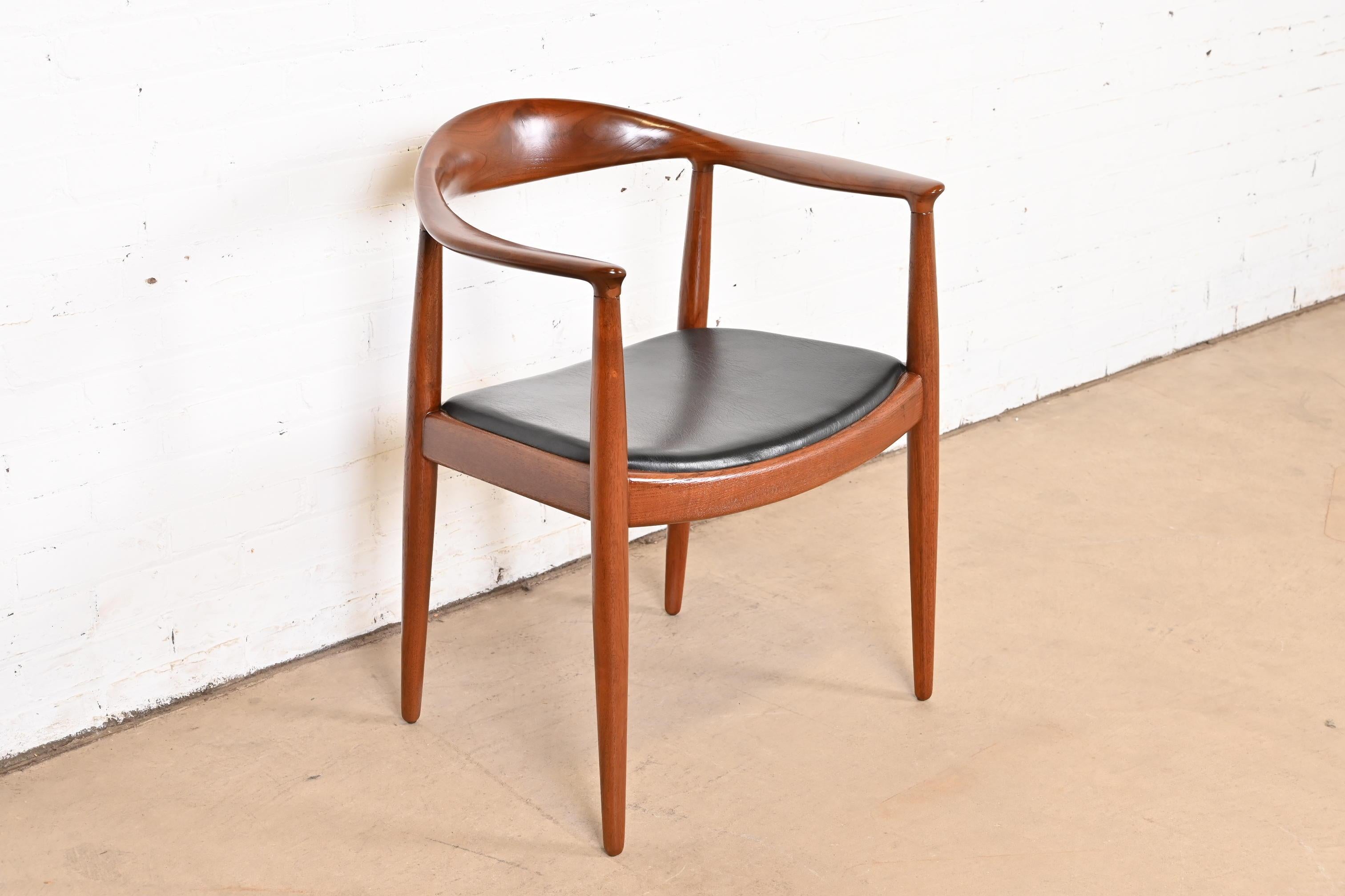 Milieu du XXe siècle Chaise The Chair de Hans Wegner pour Johannes Hansen, en teck et cuir, années 1960 en vente