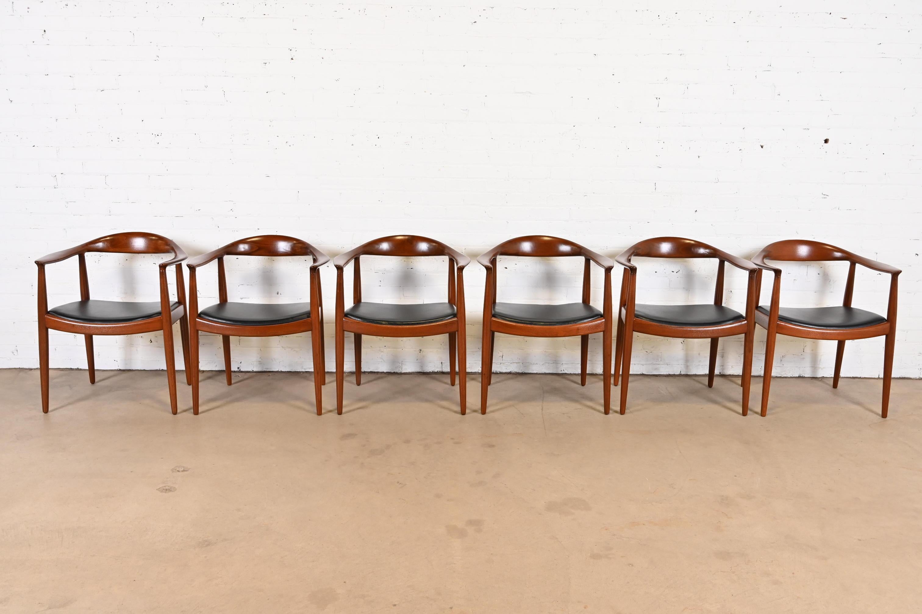 Runde Stühle „The Chair“ aus Teakholz und Leder, Hans Wegner für Johannes Hansen, Paar im Angebot 5