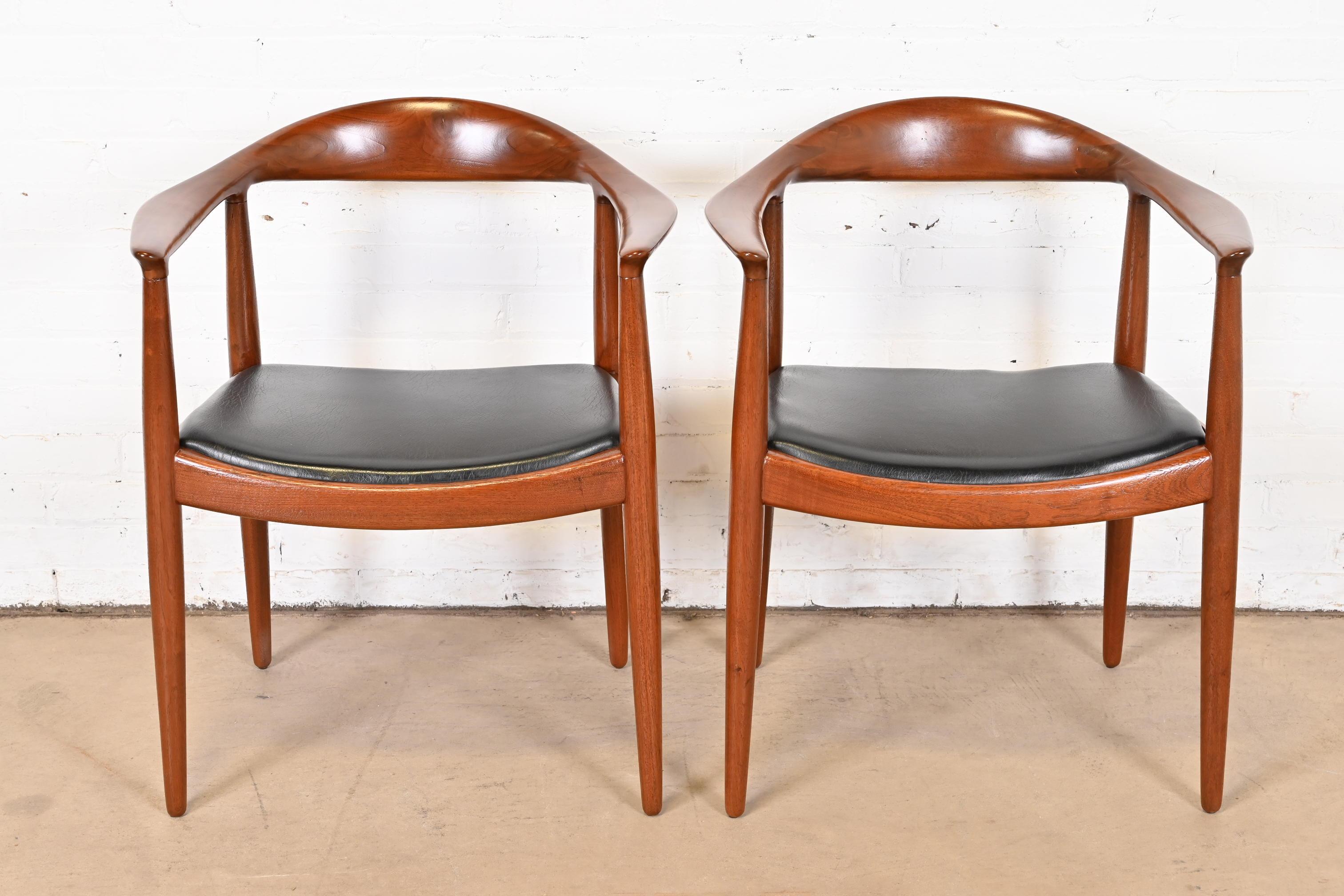 Wir bieten ein seltenes und außergewöhnliches Paar JH 501 Sessel an. Diese meist als 