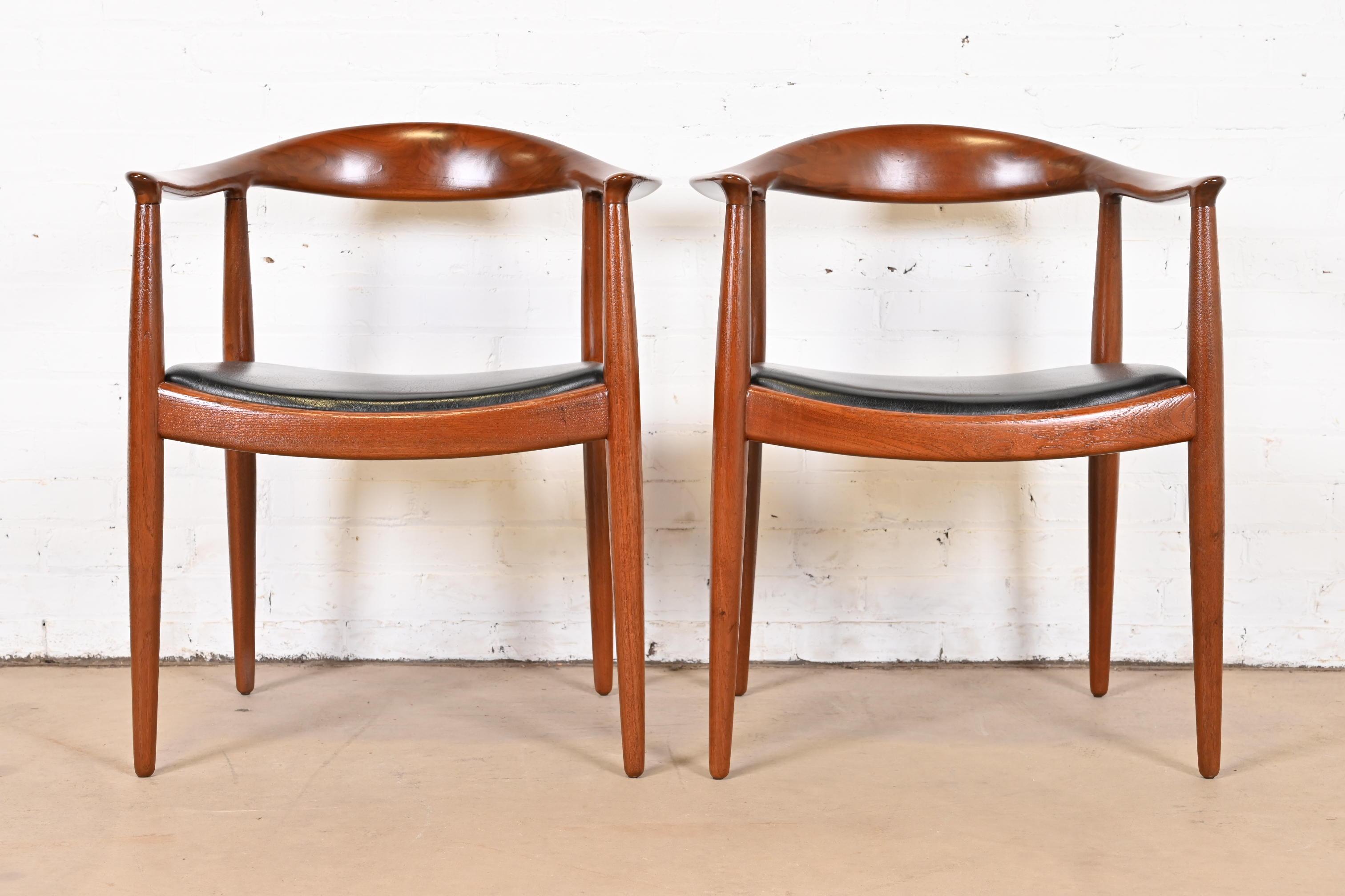 Runde Stühle „The Chair“ aus Teakholz und Leder, Hans Wegner für Johannes Hansen, Paar (Skandinavische Moderne) im Angebot