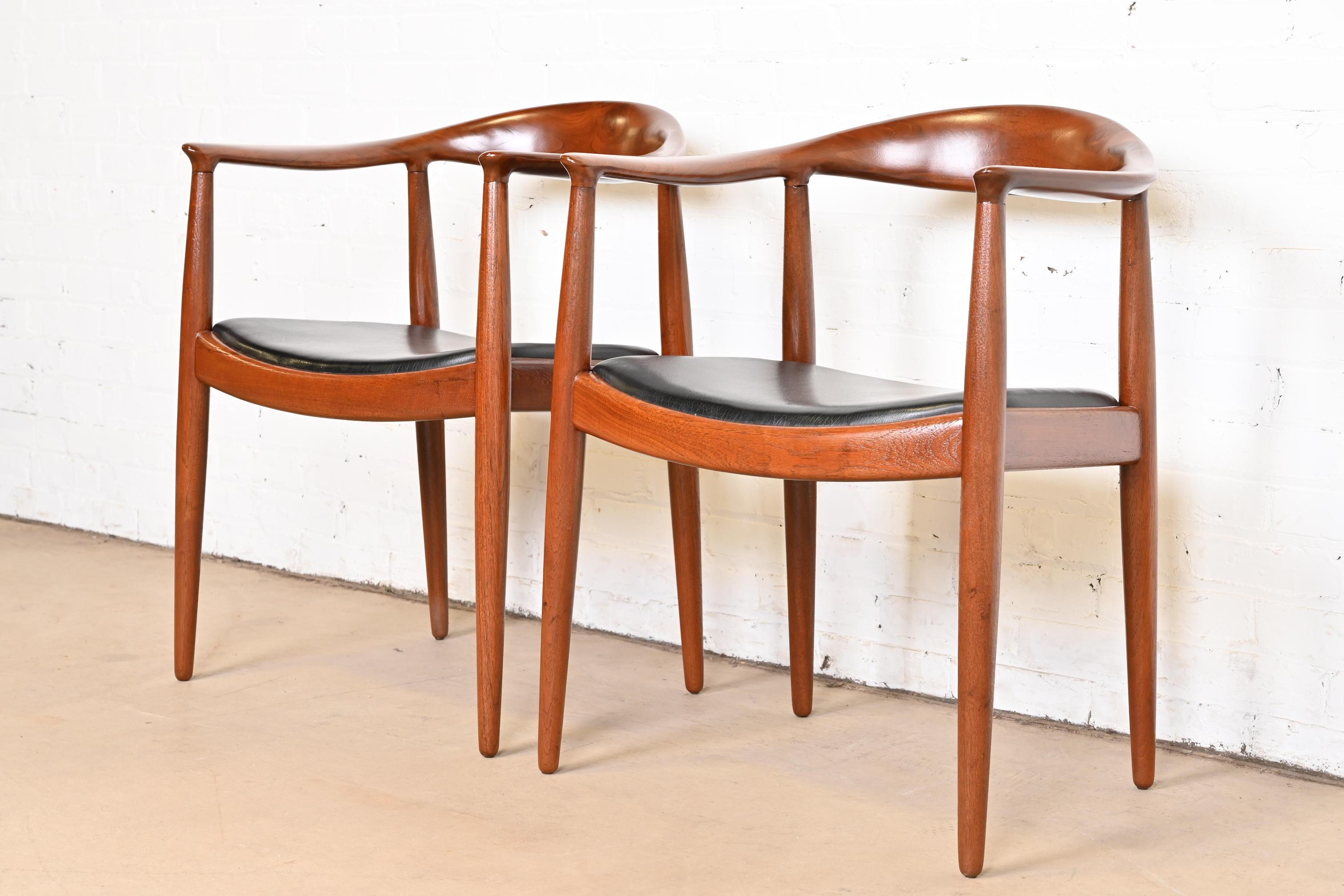 Runde Stühle „The Chair“ aus Teakholz und Leder, Hans Wegner für Johannes Hansen, Paar (Dänisch) im Angebot