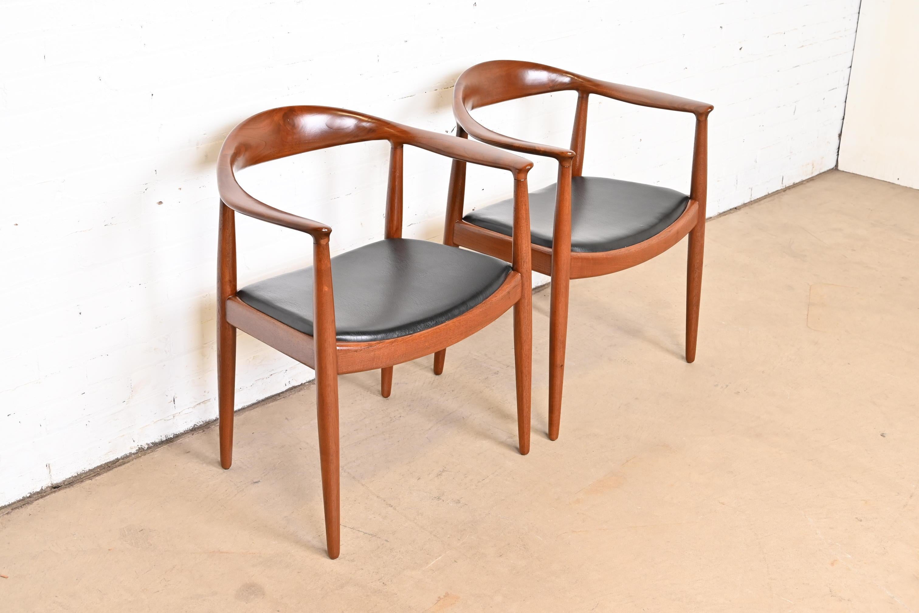 Runde Stühle „The Chair“ aus Teakholz und Leder, Hans Wegner für Johannes Hansen, Paar im Zustand „Gut“ im Angebot in South Bend, IN