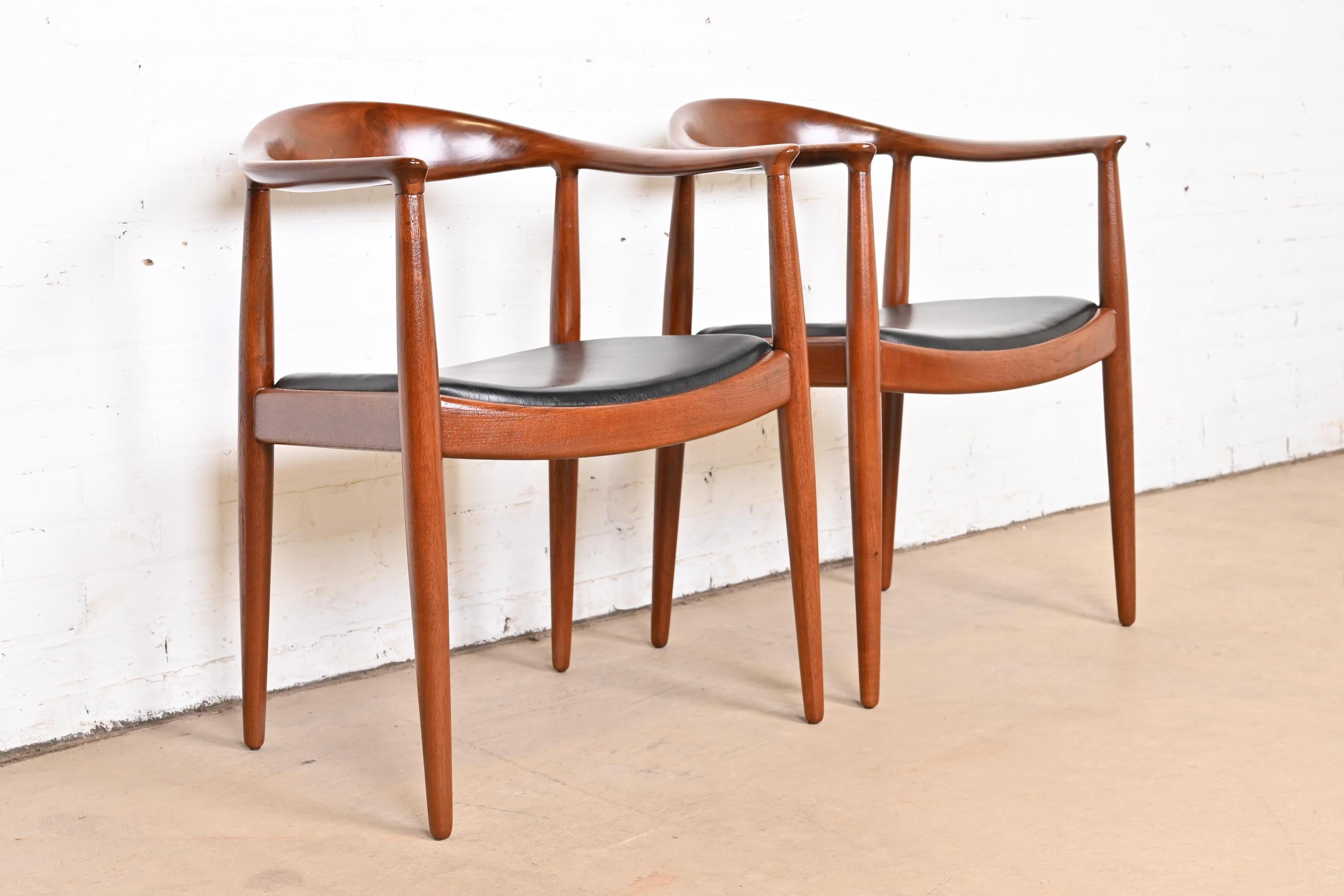 Runde Stühle „The Chair“ aus Teakholz und Leder, Hans Wegner für Johannes Hansen, Paar (Mitte des 20. Jahrhunderts) im Angebot