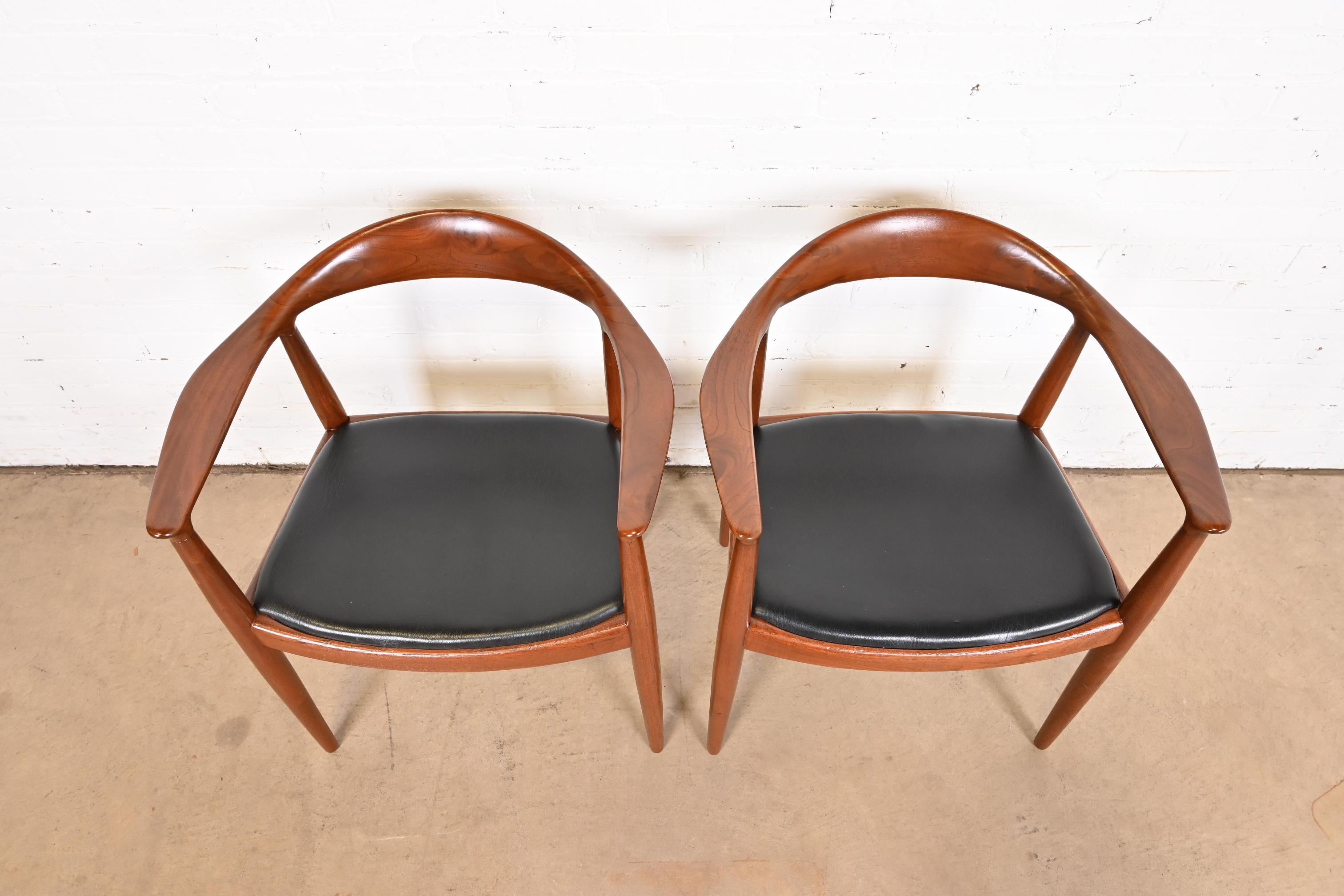 Runde Stühle „The Chair“ aus Teakholz und Leder, Hans Wegner für Johannes Hansen, Paar im Angebot 1