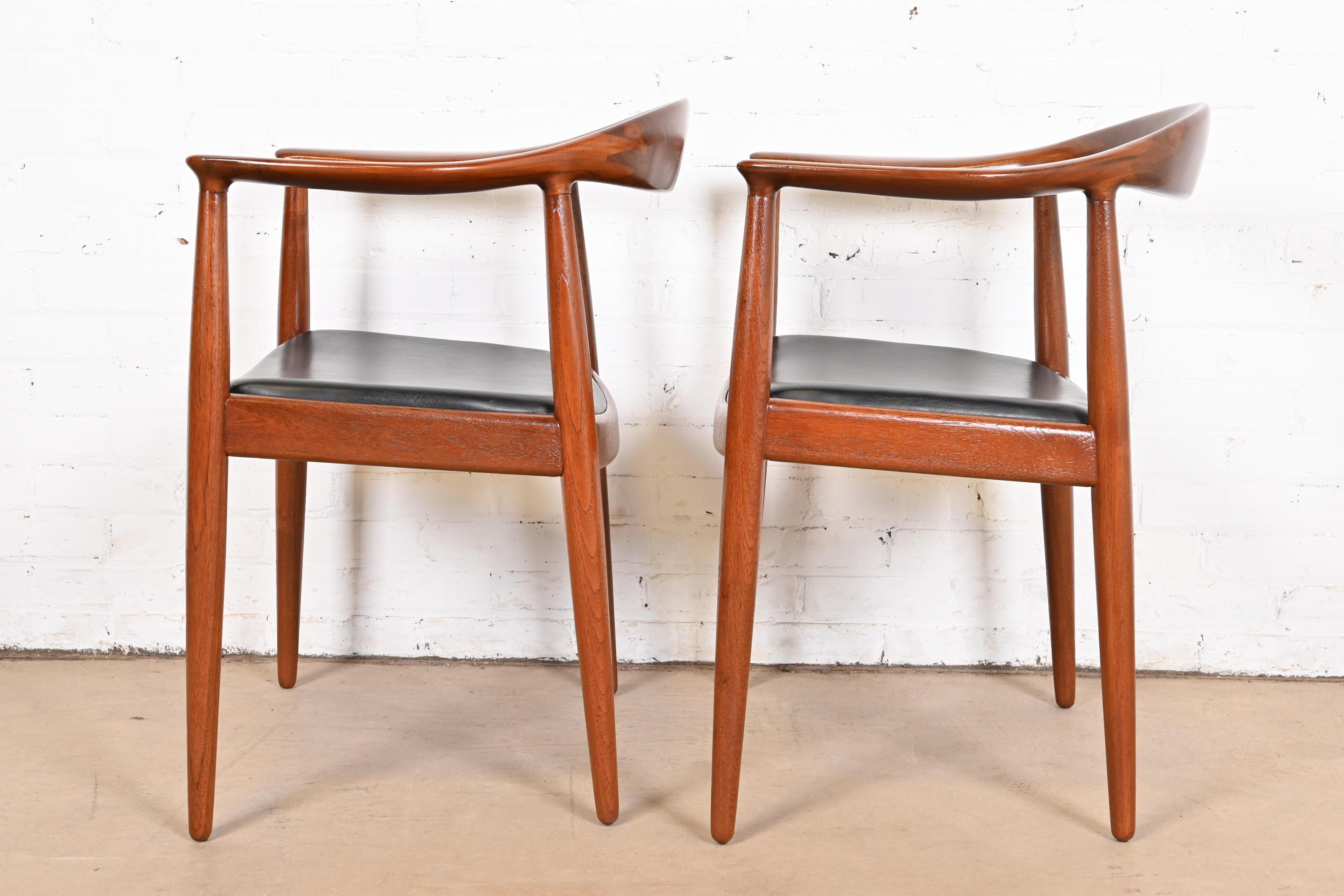 Runde Stühle „The Chair“ aus Teakholz und Leder, Hans Wegner für Johannes Hansen, Paar im Angebot 2