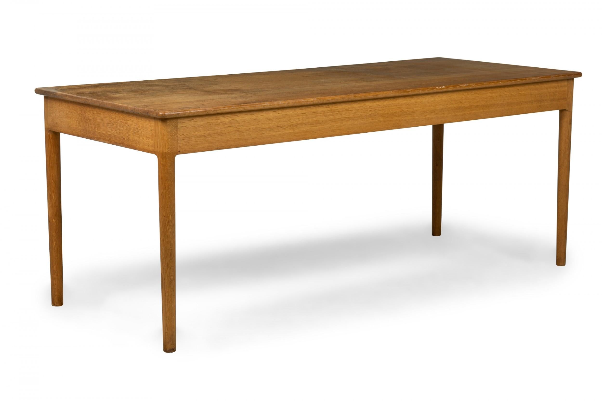 Hans Wegner para PJ Møbler Escritorio danés de mediados de siglo de roble macizo con cajones extraíbles en venta 2