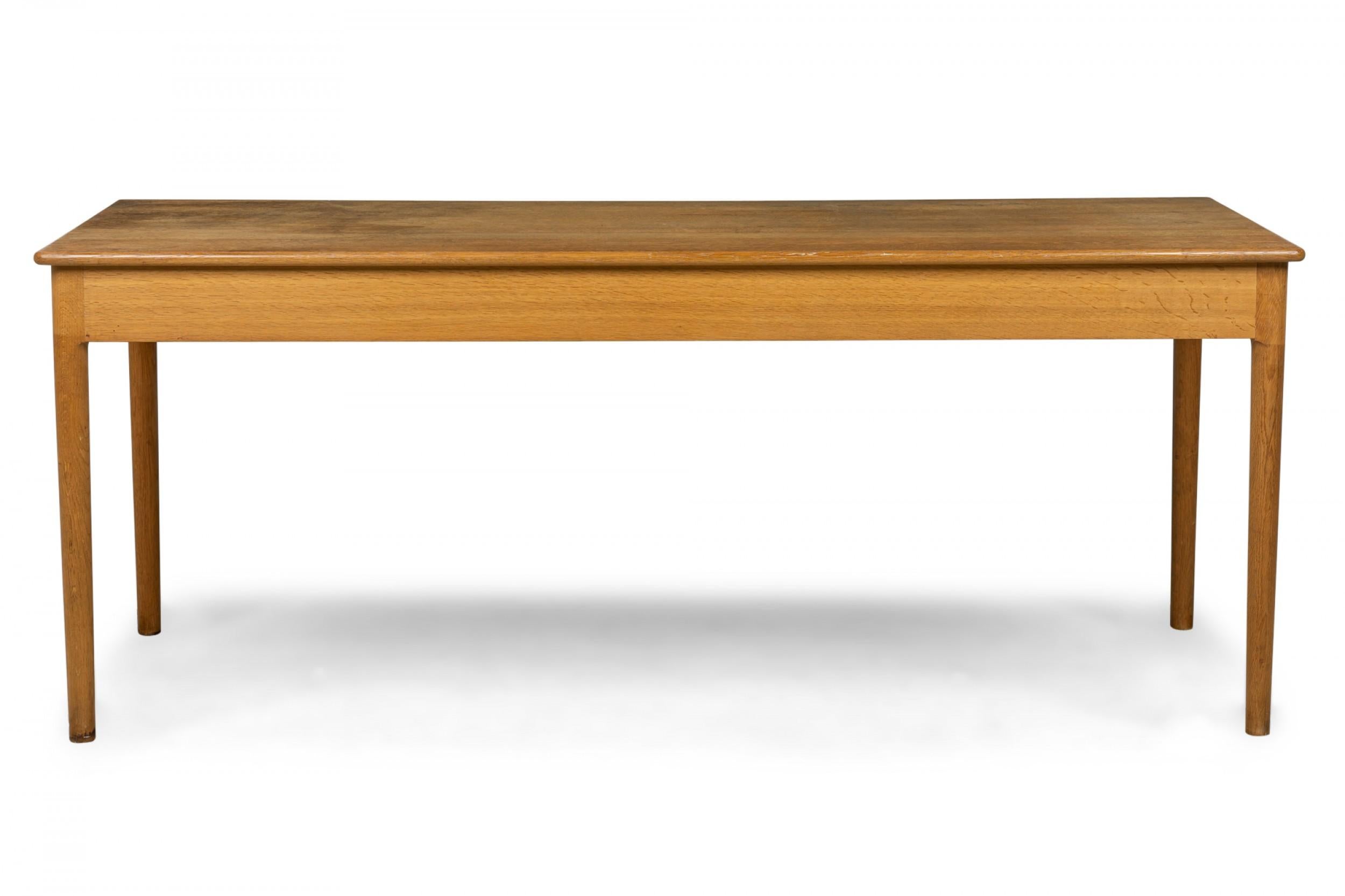 Hans Wegner para PJ Møbler Escritorio danés de mediados de siglo de roble macizo con cajones extraíbles en venta 3