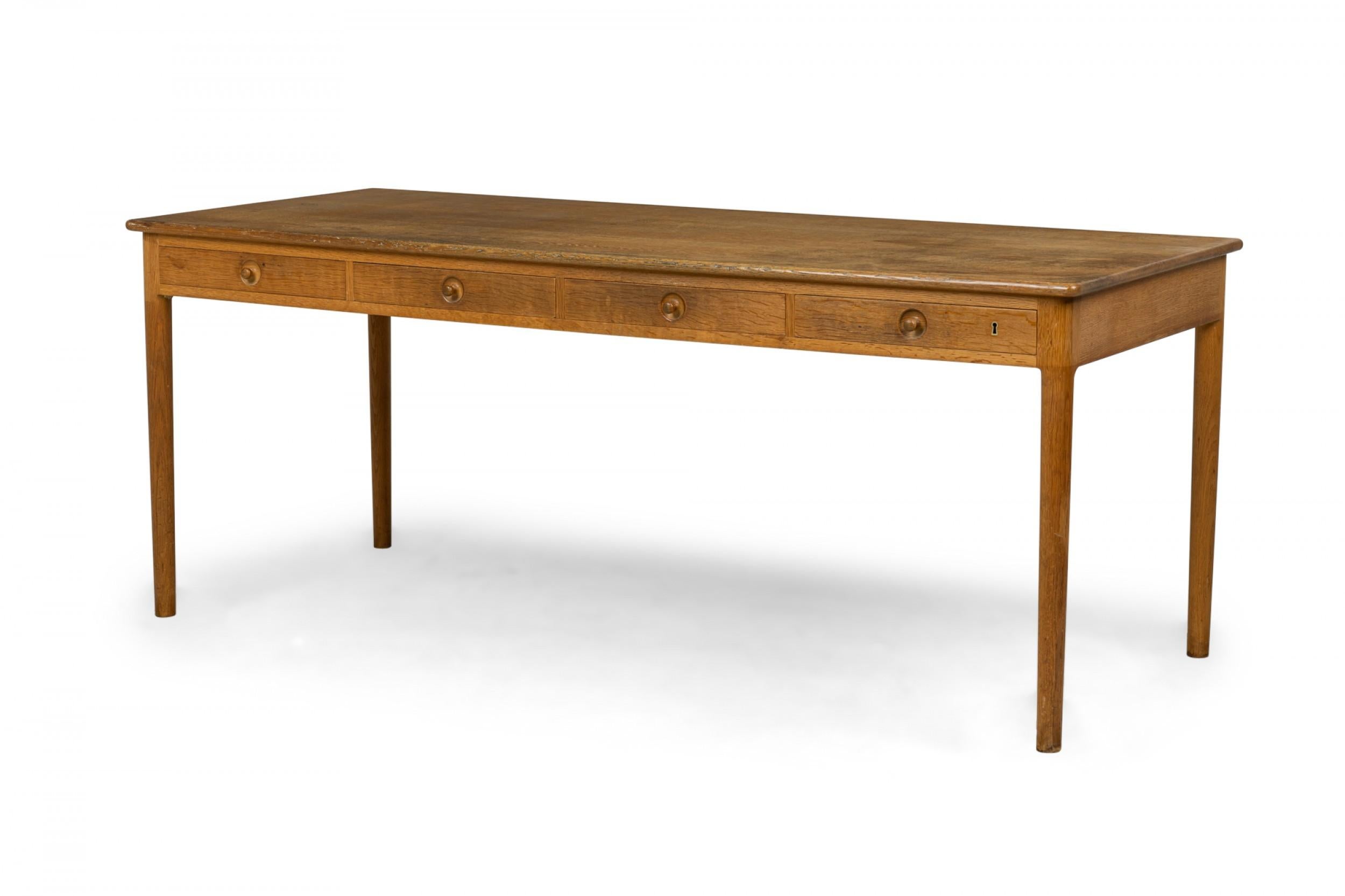Hans Wegner para PJ Møbler Escritorio danés de mediados de siglo de roble macizo con cajones extraíbles en venta 4