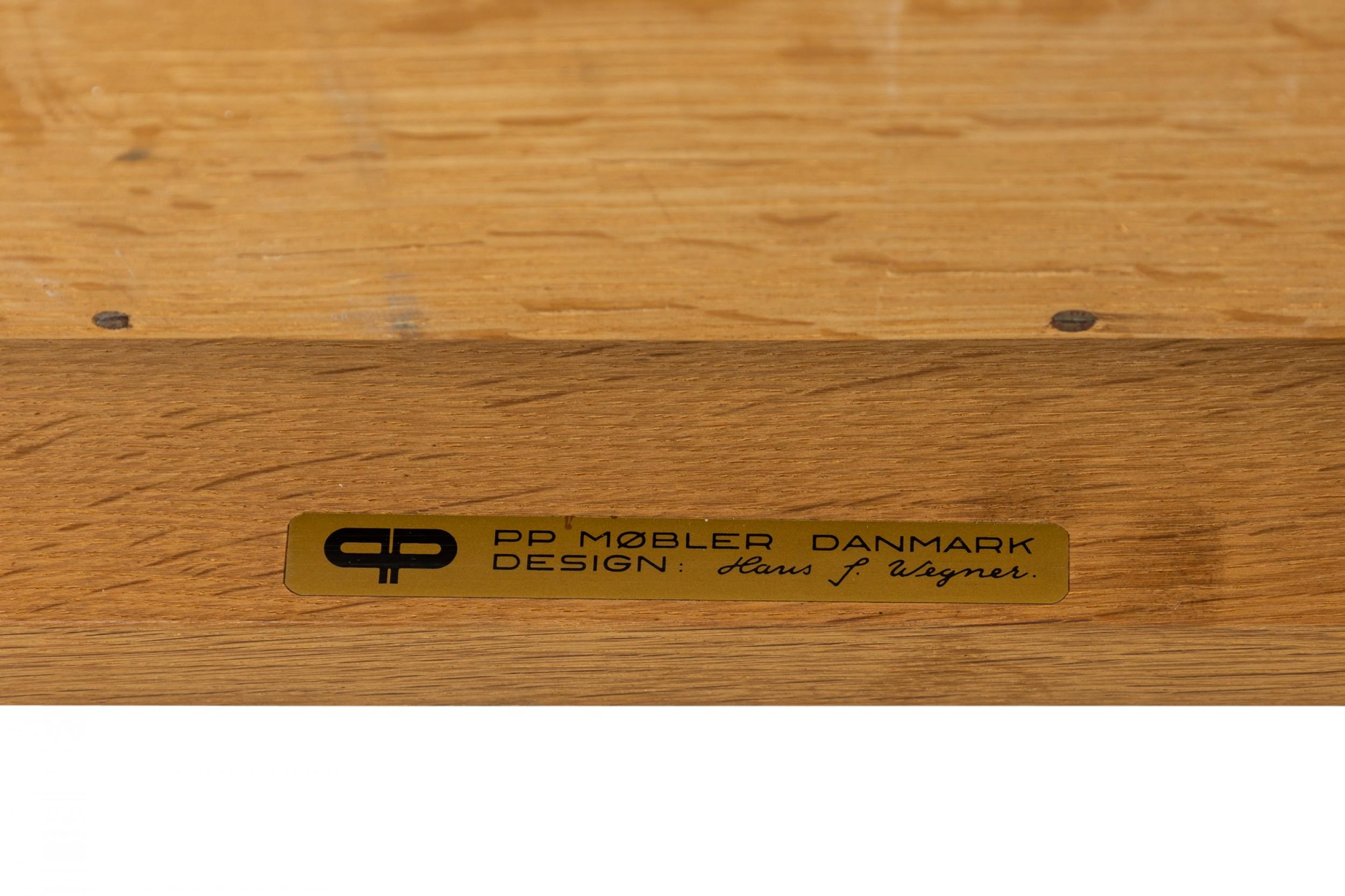 Mesa escritorio rectangular danesa de mediados de siglo (años 70), de roble, con 4 cajones extraíbles con pomos redondos esculpidos (el cajón derecho puede cerrarse con llave), y esquinas redondeadas que descansan sobre patas de forma cilíndrica.