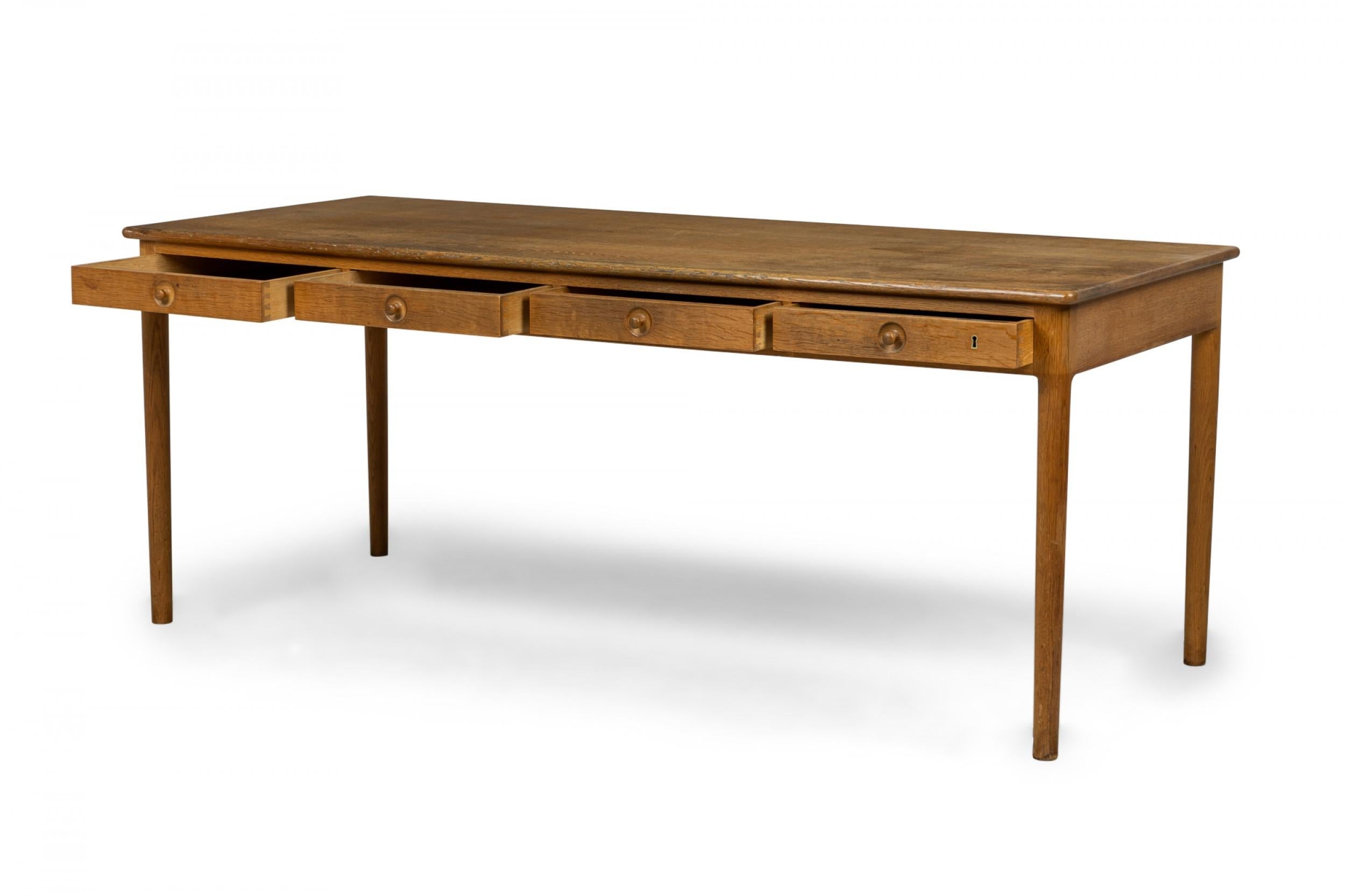 Hans Wegner para PJ Møbler Escritorio danés de mediados de siglo de roble macizo con cajones extraíbles Escandinavo moderno en venta