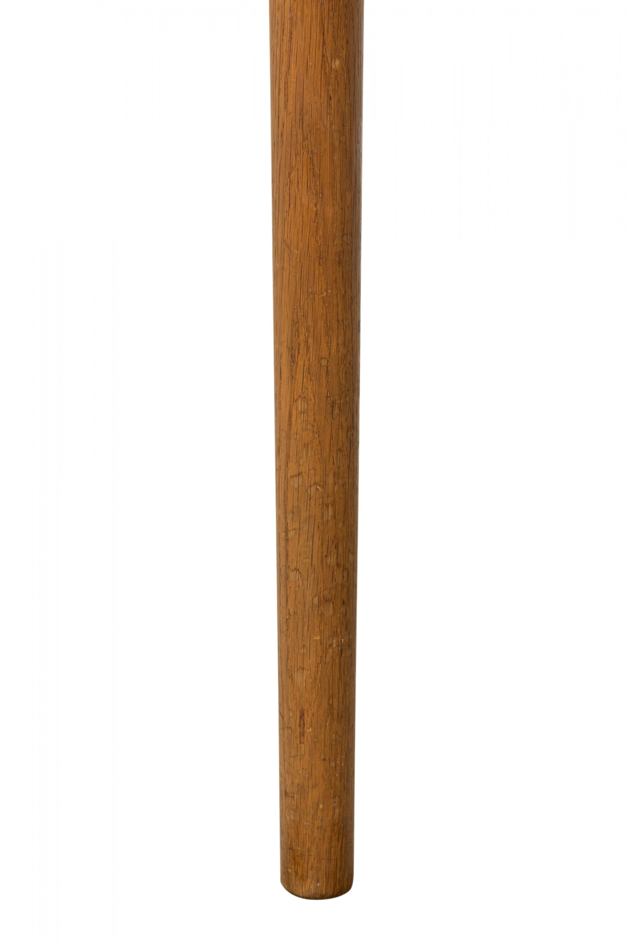 Hans Wegner para PJ Møbler Escritorio danés de mediados de siglo de roble macizo con cajones extraíbles Danés en venta