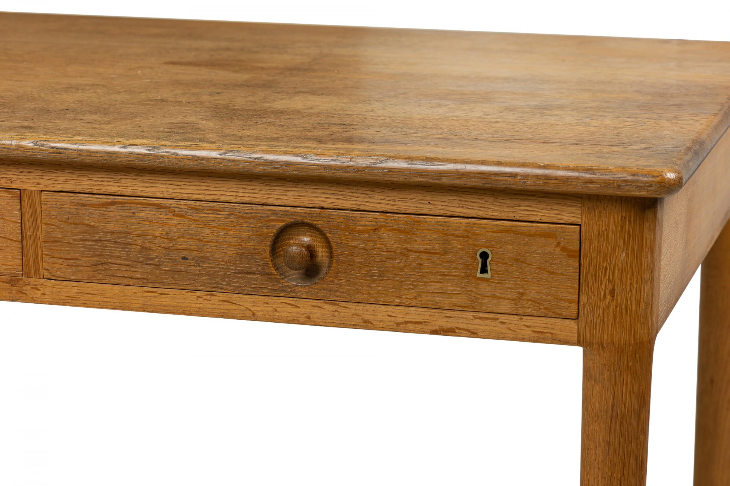 Hans Wegner para PJ Møbler Escritorio danés de mediados de siglo de roble macizo con cajones extraíbles siglo XX en venta
