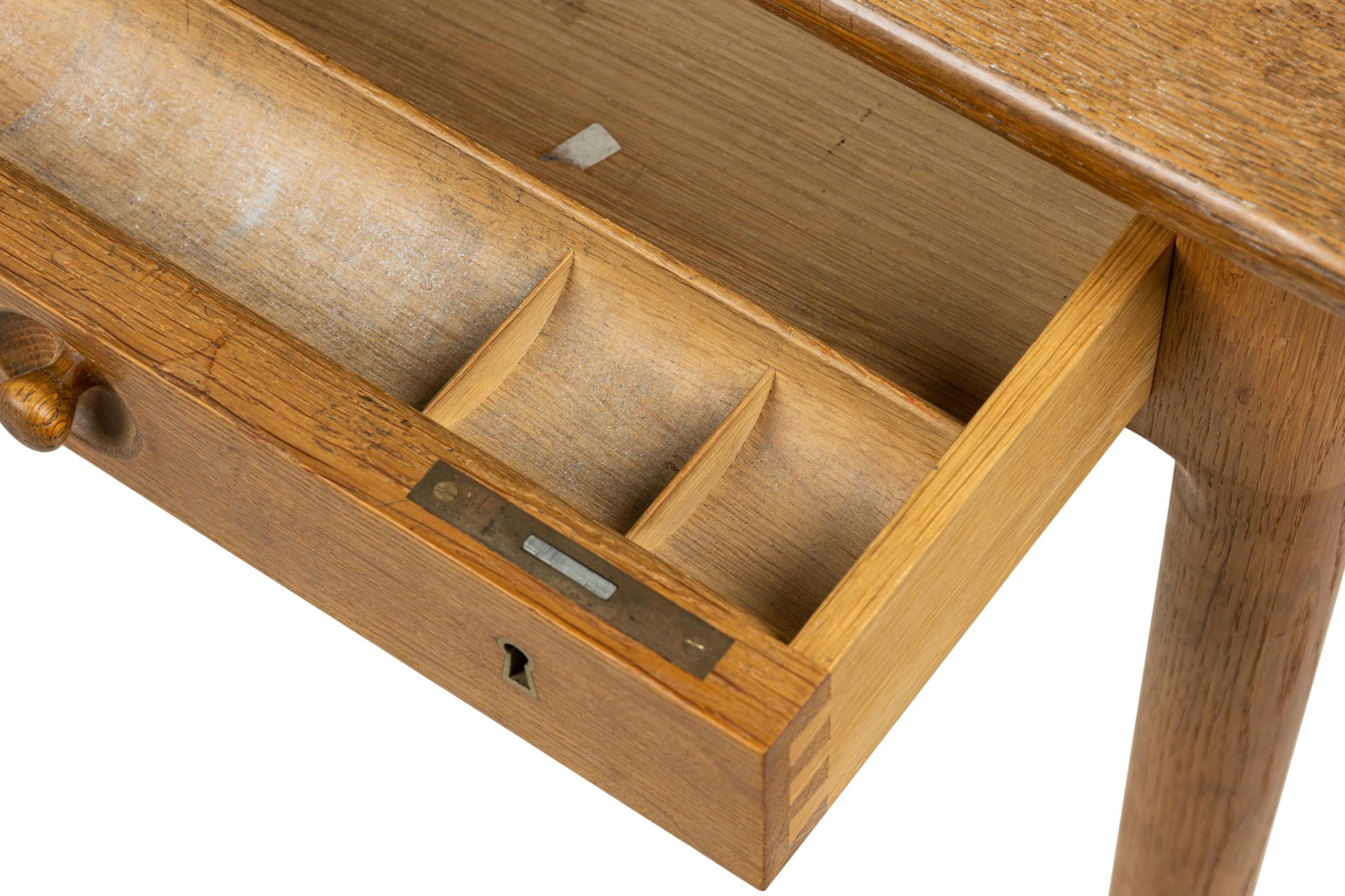 Hans Wegner para PJ Møbler Escritorio danés de mediados de siglo de roble macizo con cajones extraíbles Latón en venta