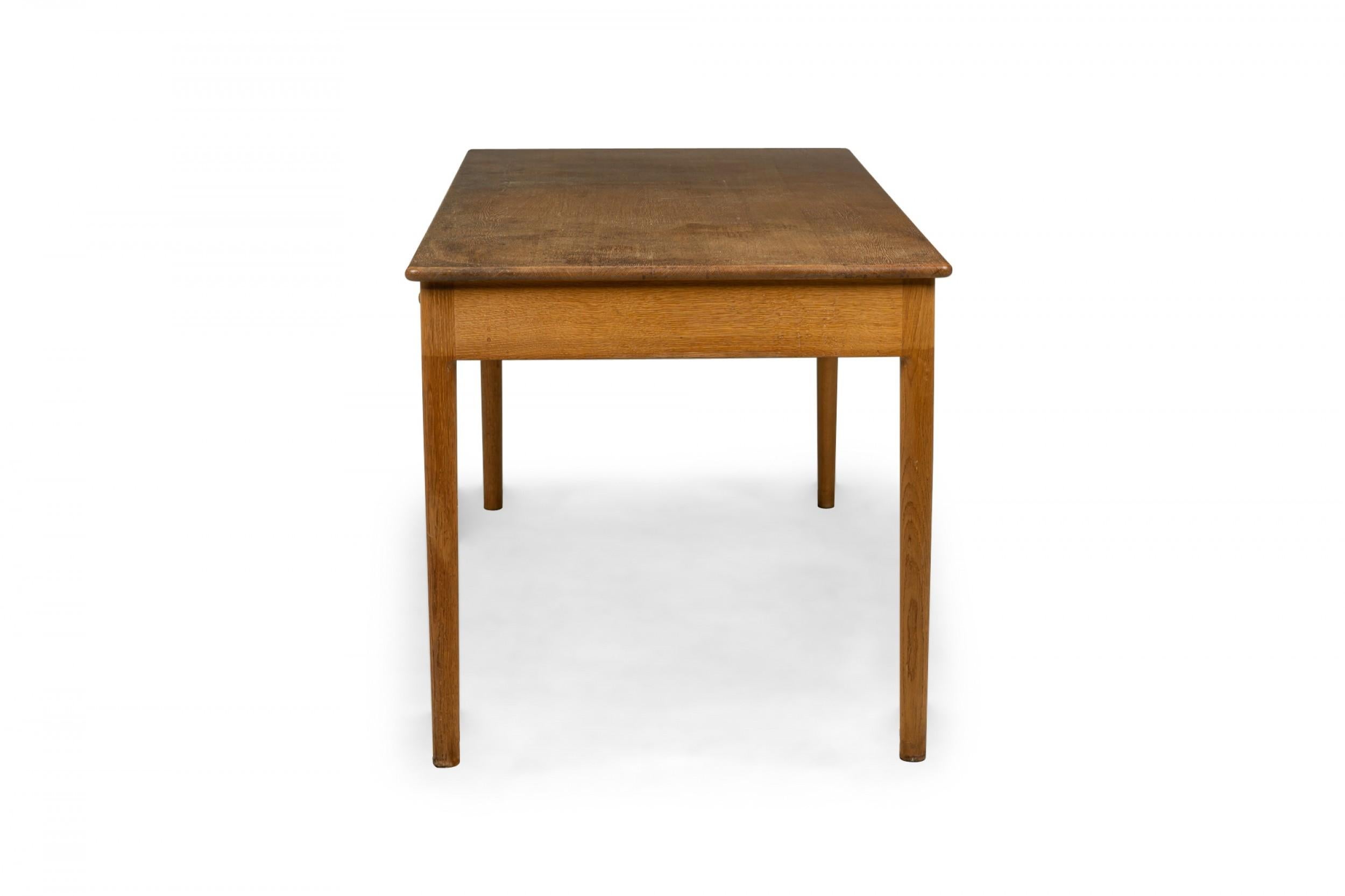 Hans Wegner para PJ Møbler Escritorio danés de mediados de siglo de roble macizo con cajones extraíbles en venta 1