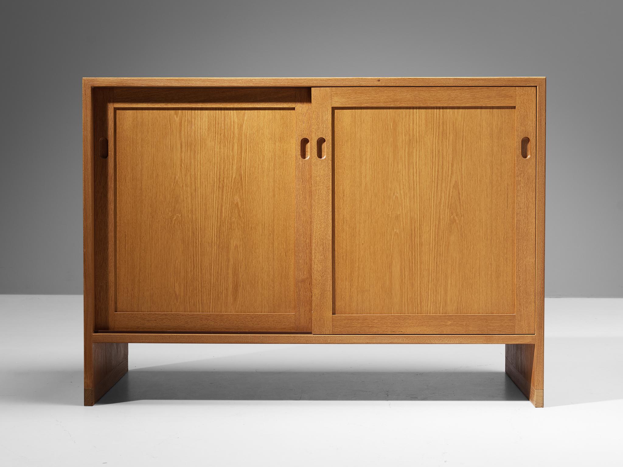 Hans Wegner for RY Møbler Pair of Cabinets 'RY100' in Teak and Oak In Good Condition In Waalwijk, NL