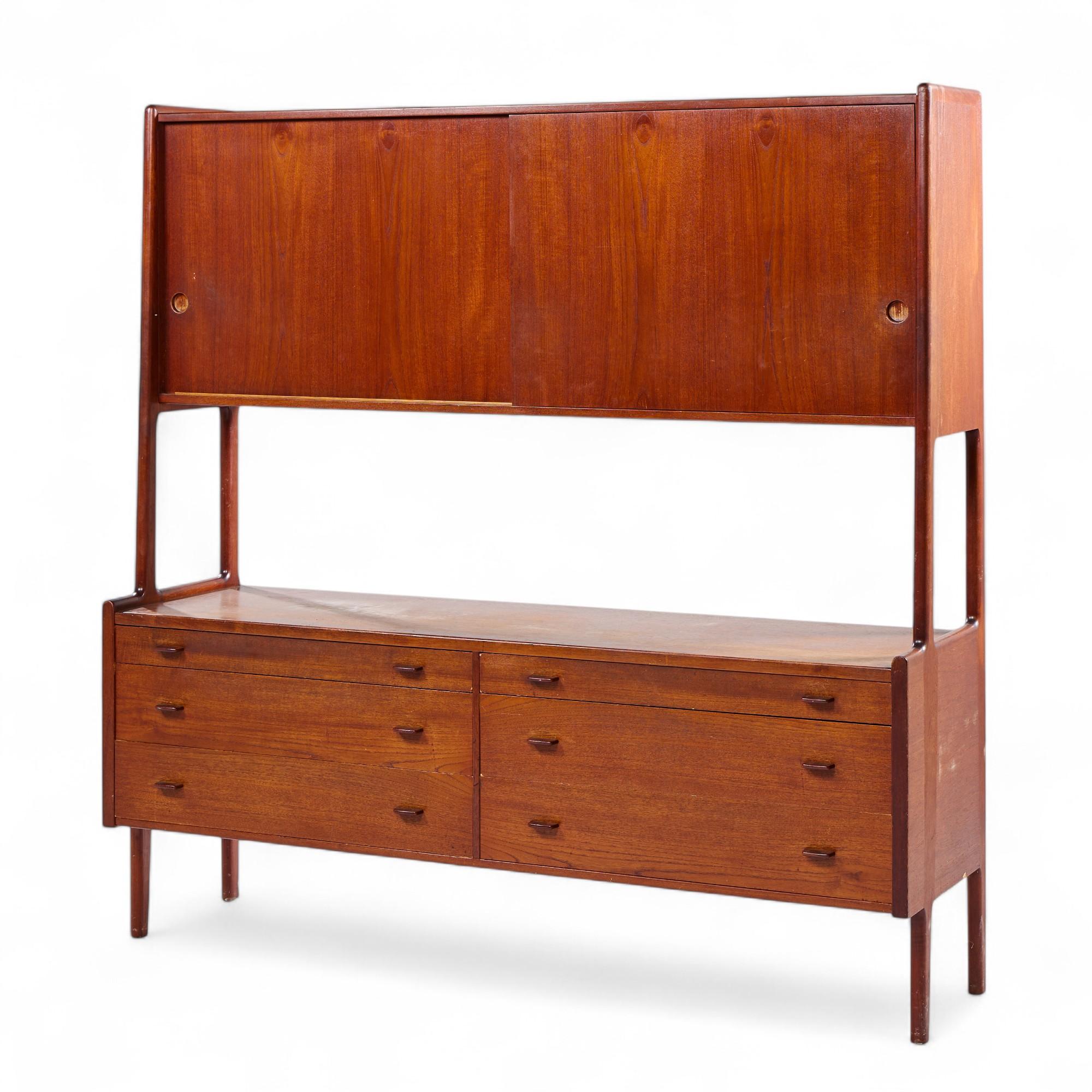 Mid-Century moderno Hans Wegner per Ry Møbler Credenza e credenza in teak danese del Medioevo in vendita