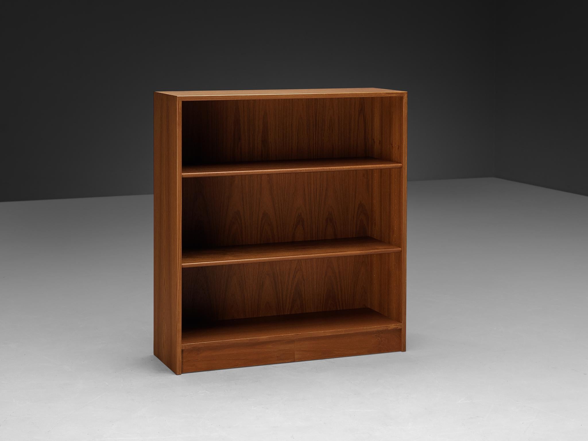 Hans Wegner para RY Møbler, librería, modelo ''RY100'', teca, Dinamarca, 1960

Concebido en 1960, este aparador forma parte de la línea RY100 diseñada por Hans J. Wegner para Ry Møbler. La pieza tiene una estructura minimalista con líneas limpias y