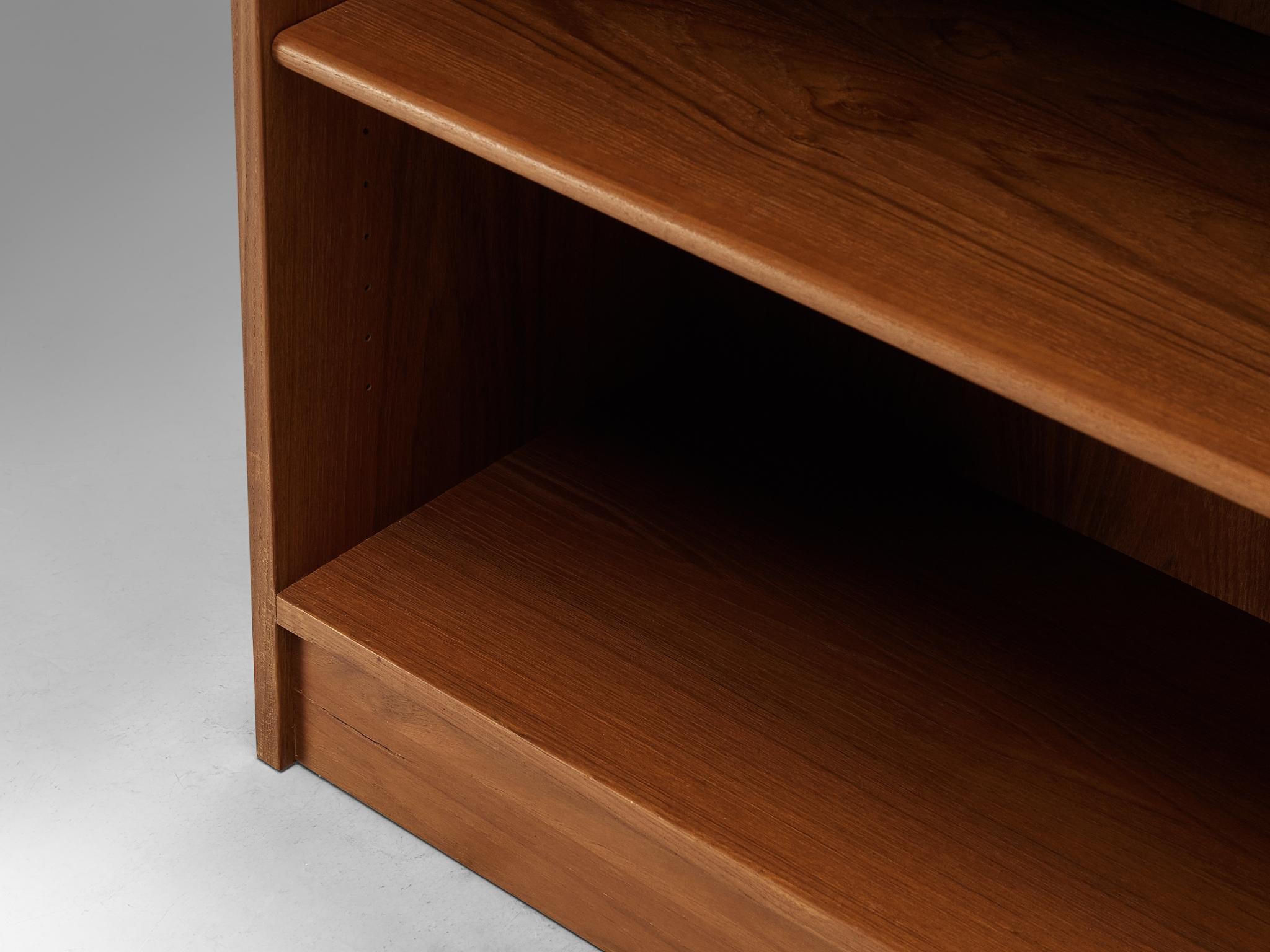 Hans Wegner para RY Møbler Armario abierto con estantes 'RY100' de teca mediados del siglo XX en venta