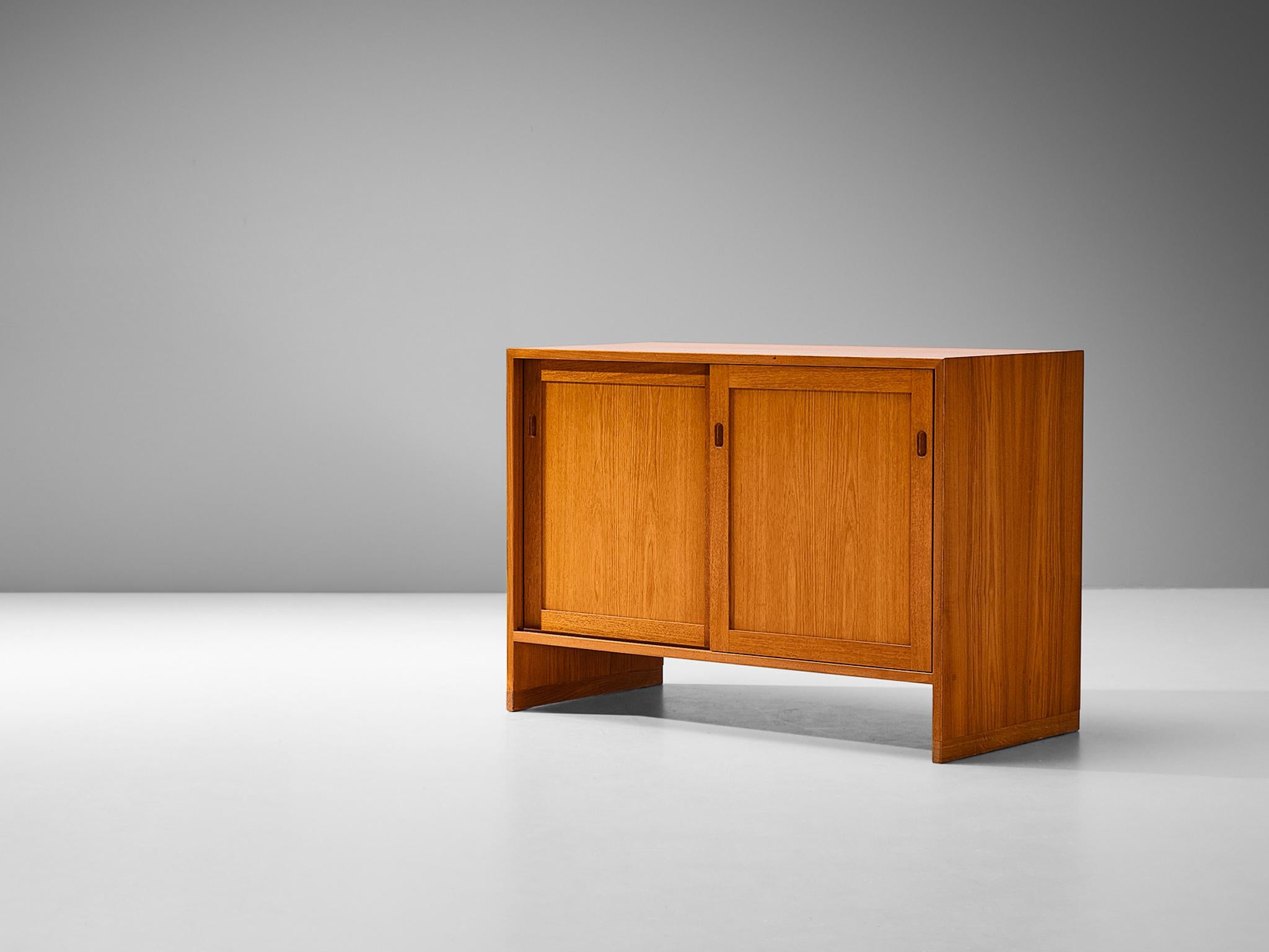 Hans J. Wegner for Ry Møbler, cabinet, model 'RY100', teak, oak, maple, Denmark, 1960

Beautiful cabinet designed by Danish furniture master Hans J. Wegner for Ry Møbler. This piece displays a symmetrically structured appearance defined by the clear