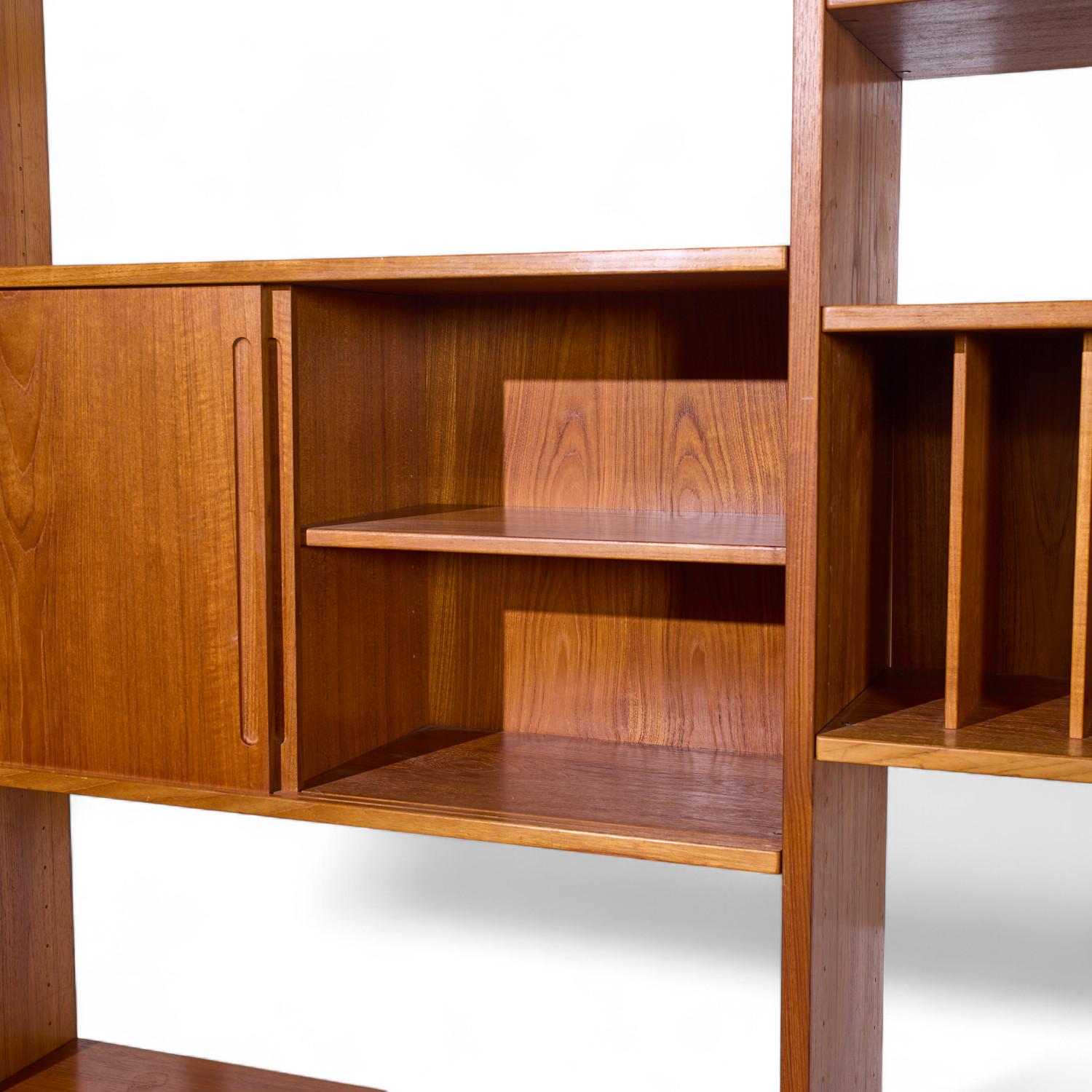 Hans Wegner for Ry Mobler RY-100 Mid Century Danish Teak 3 Bay Modular Wall Unit In Good Condition For Sale In Countryside, IL