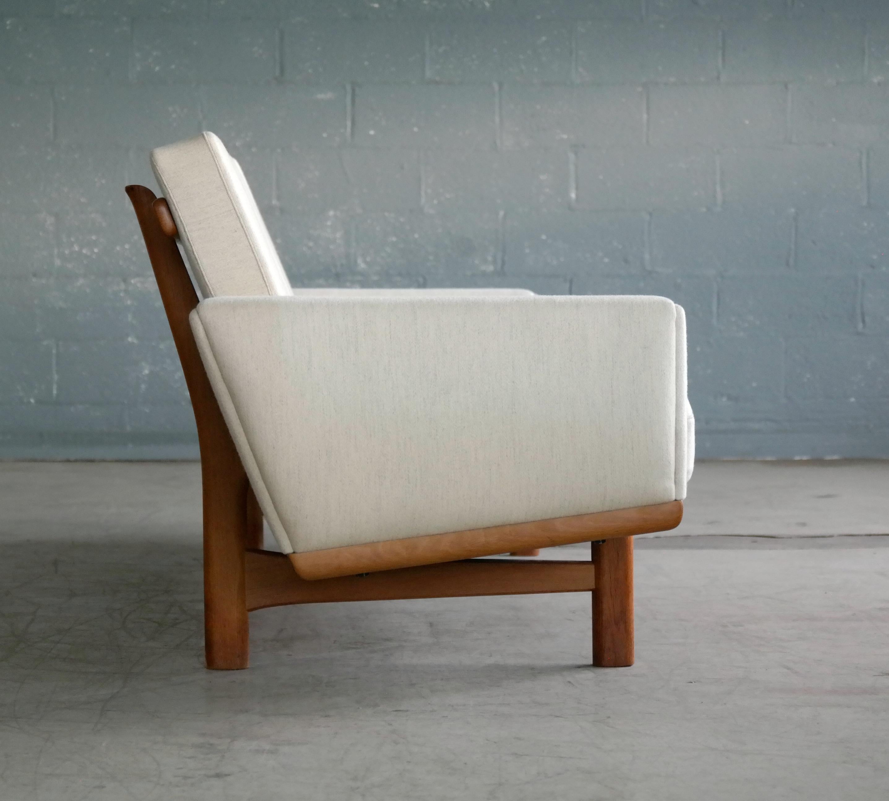 Hans Wegner Viersitzer-Sofa Modell GE-236/4 in Eiche und beigefarbener Wolle für GETAMA (Mitte des 20. Jahrhunderts)