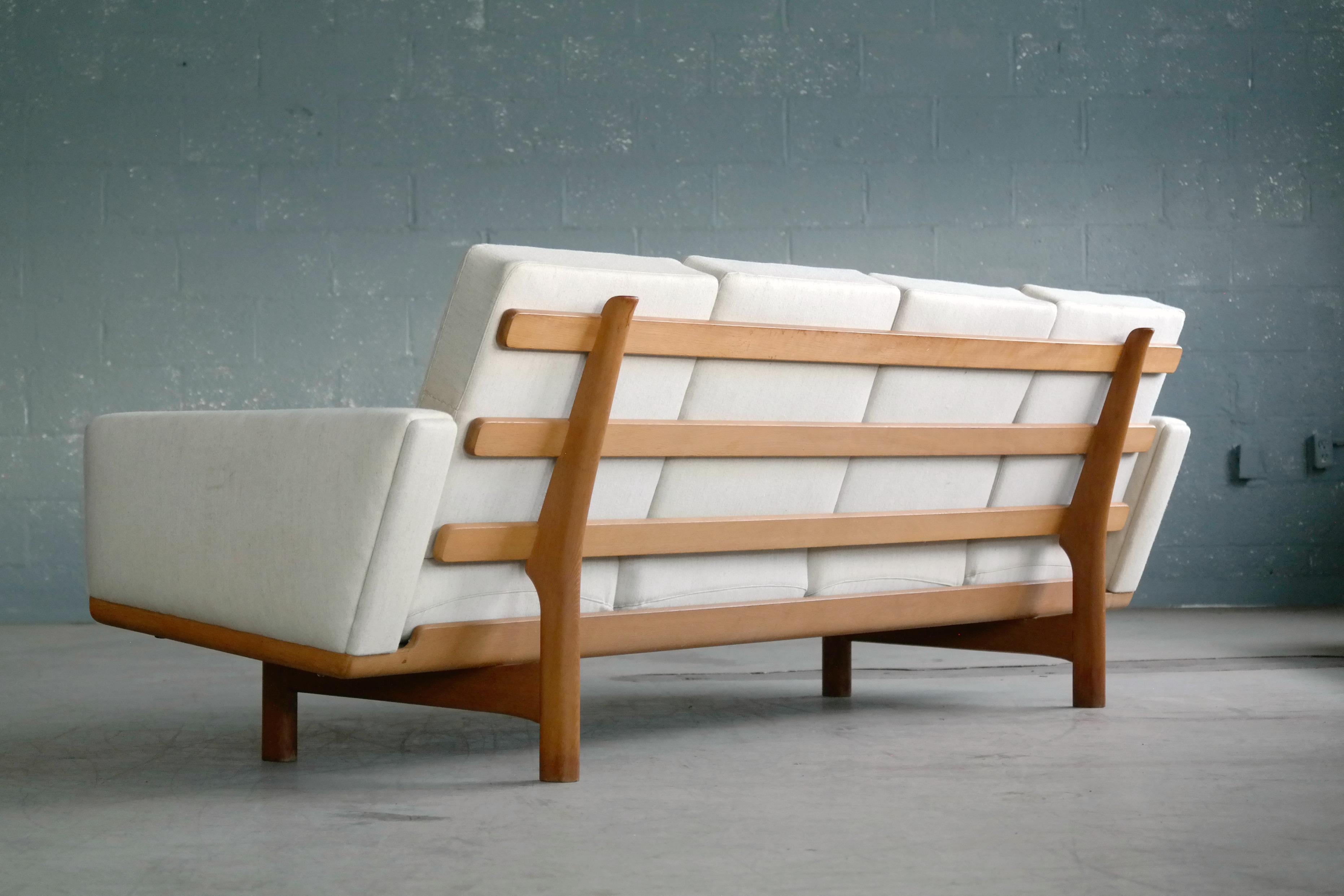 Hans Wegner Four-Seat Sofa Model GE-236/4 in Oak and Beige Wool for GETAMA In Good Condition In Bridgeport, CT