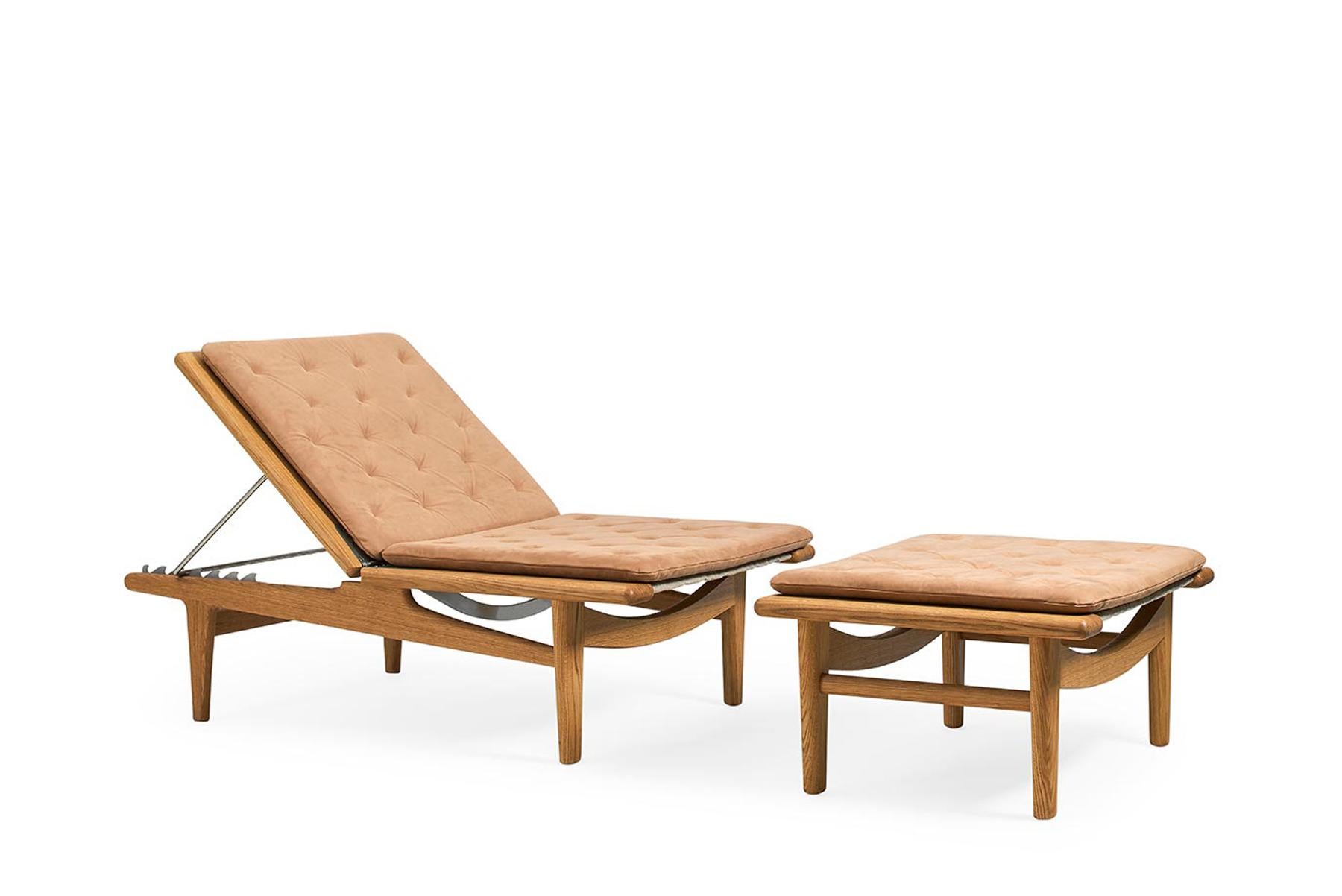 Die 1954 von Hans Wegner entworfene Bank GE 1 ist ein vielseitiges Möbelstück. Eine Seite lässt sich zu einer Rückenlehne verstellen oder für eine flache Sitzbank absenken. Diese Bank aus Massivholz wird in der Getama-Fabrik in Gedsted, Dänemark,