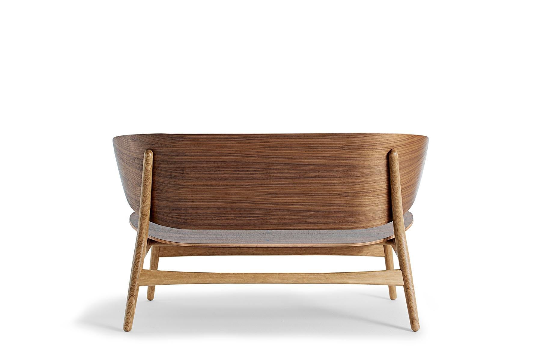 Conçu par Hans Wegner en 1948, le banc coquille GE 1936 est devenu une icône du design moderne. Fabriquée en contreplaqué cintré avec une structure en chêne massif, la chaise est construite à la main dans l'usine de GETAMA à Gedsted, au Danemark,