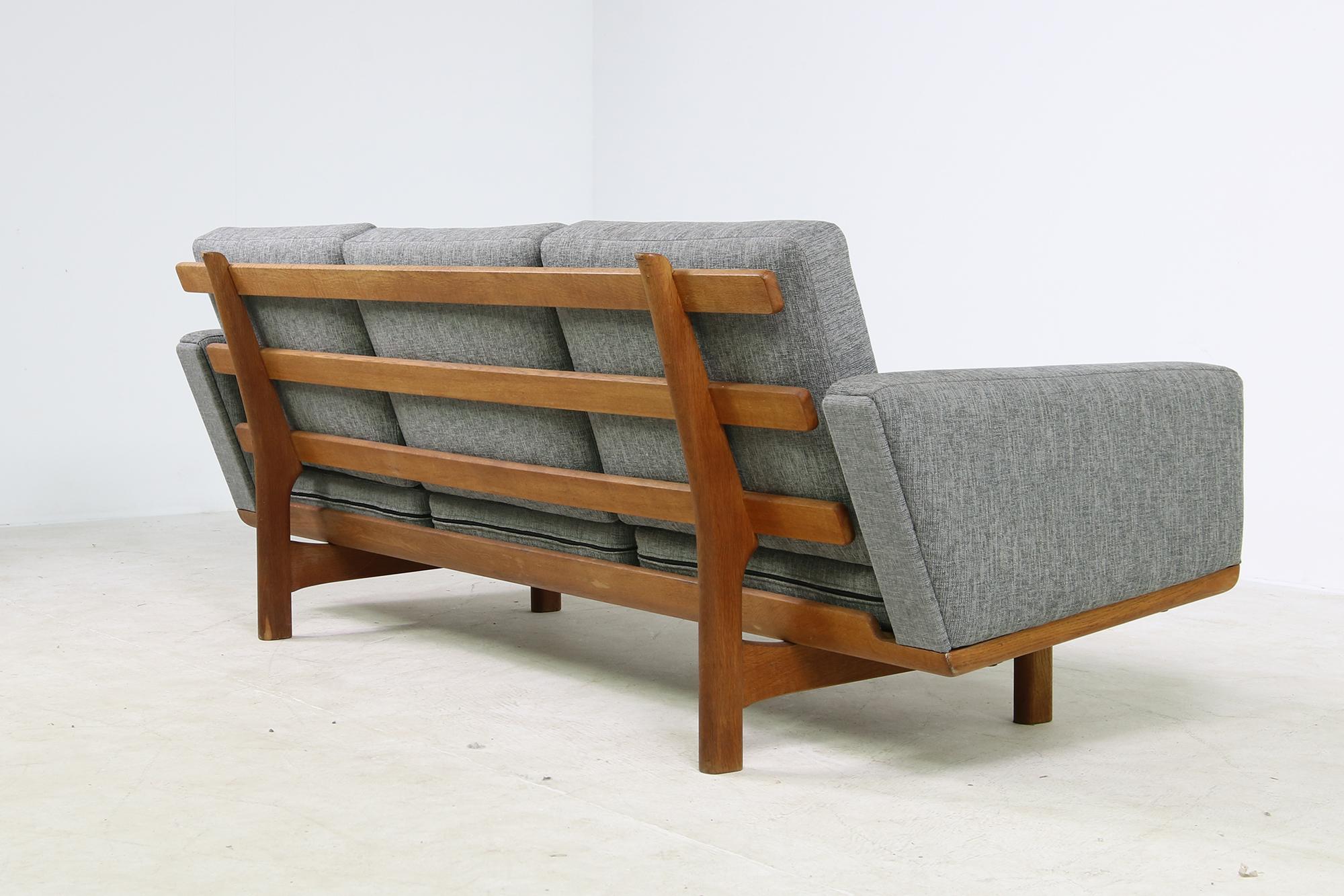 Rare and beautiful Hans Wegner sofa, made in the 1960s, design by Hans J. Wegner manufactured by GETAMA Denmark, a beautiful Mid-Century Modern piece from the 1960s in a fantastic condition, reupholstered in grey woven fabric, soft to the touch.