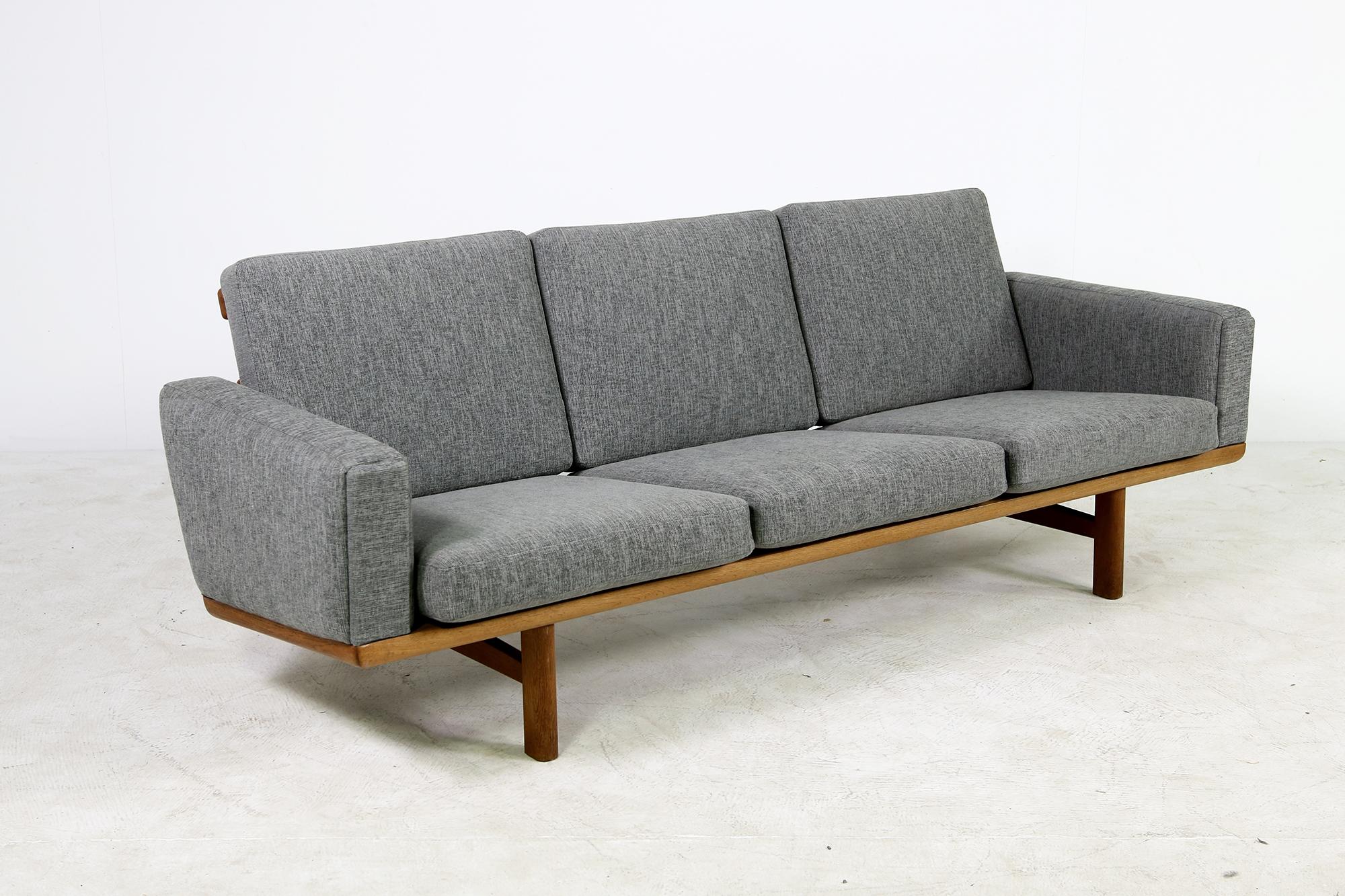 Mid-20th Century Hans Wegner GE 236 Oak Sofa, Denmark 1960s, Scandinavian Mid-Century Modern Grey