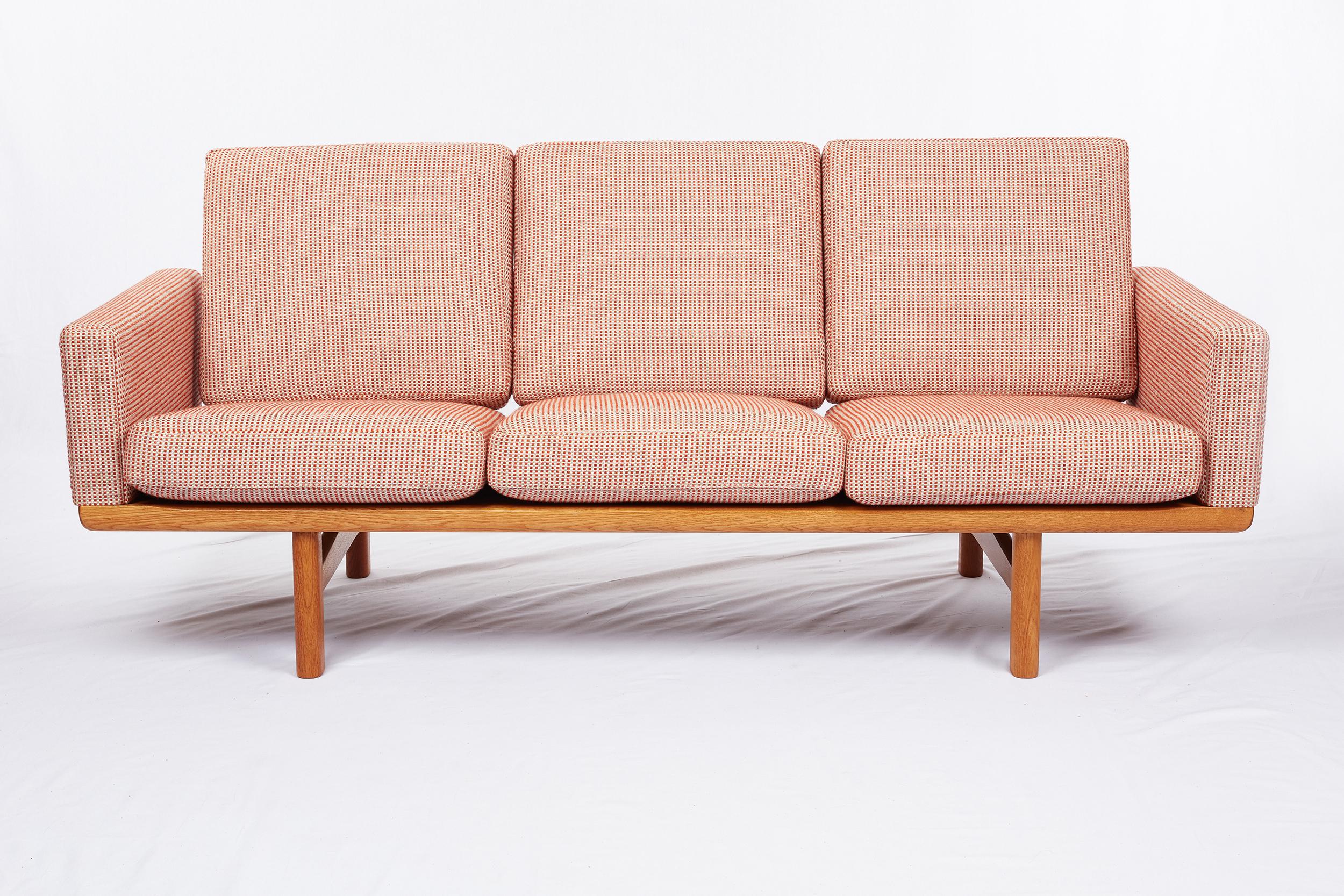 Hans Wegner GE-236 Sofa (Skandinavische Moderne) im Angebot