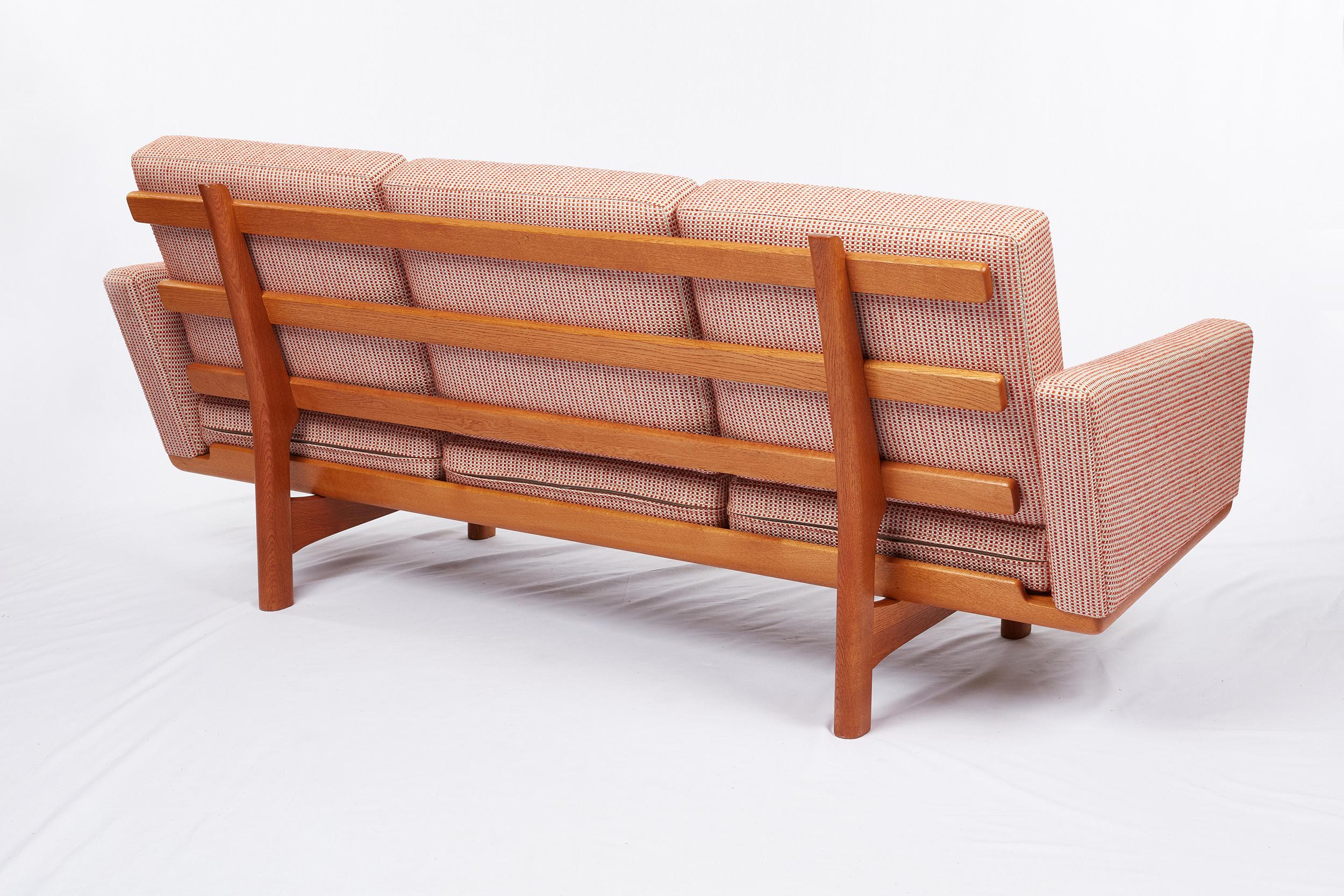 Hans Wegner GE-236 Sofa In Excellent Condition For Sale In Los Angeles, CA