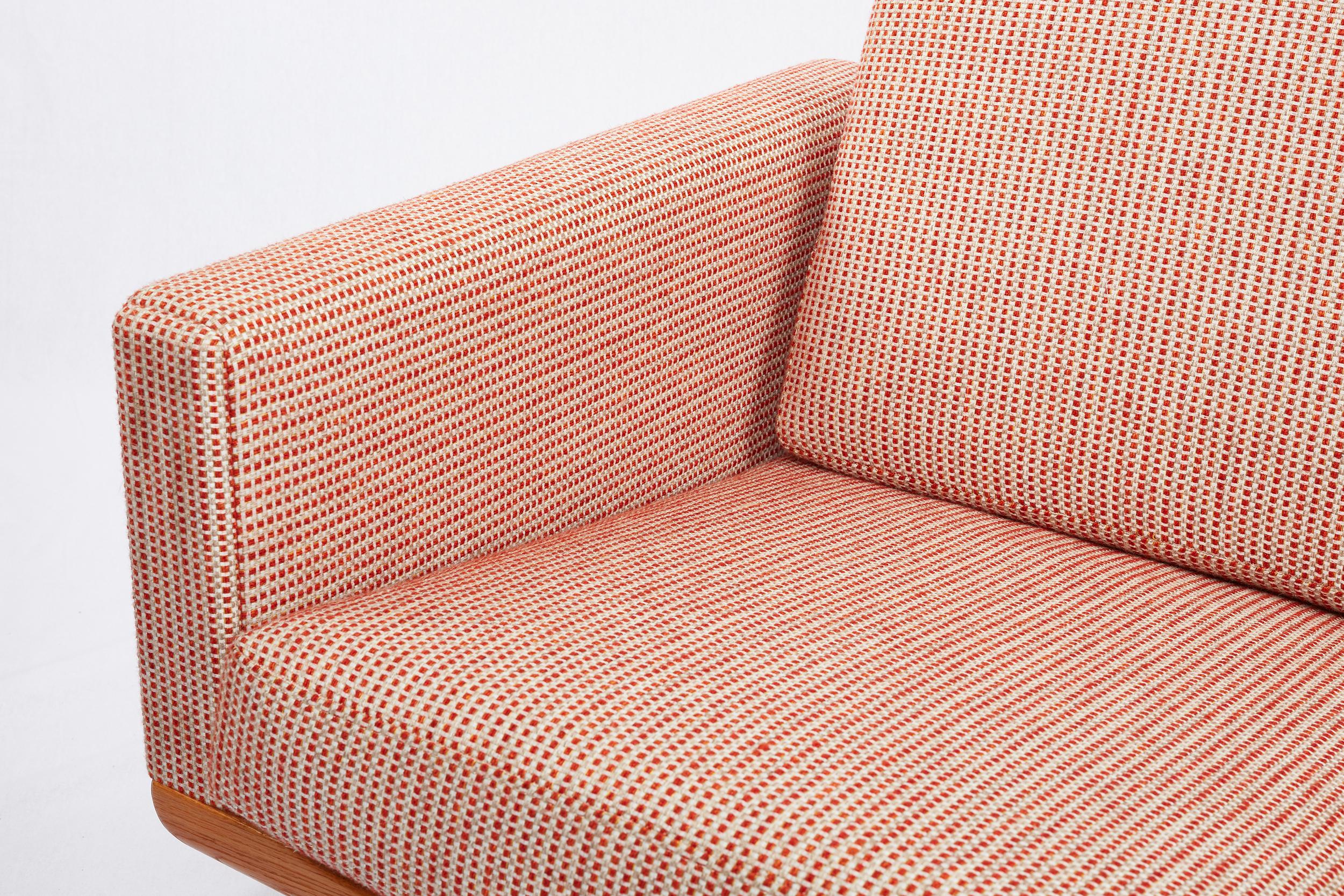 Hans Wegner GE-236 Sofa (Stoff) im Angebot