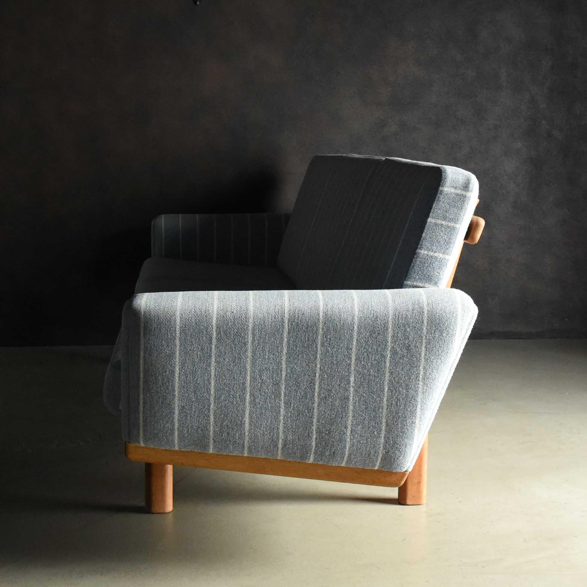 Hans Wegner: Dreisitzer-Sofa „Ge-236“ (Skandinavische Moderne) im Angebot