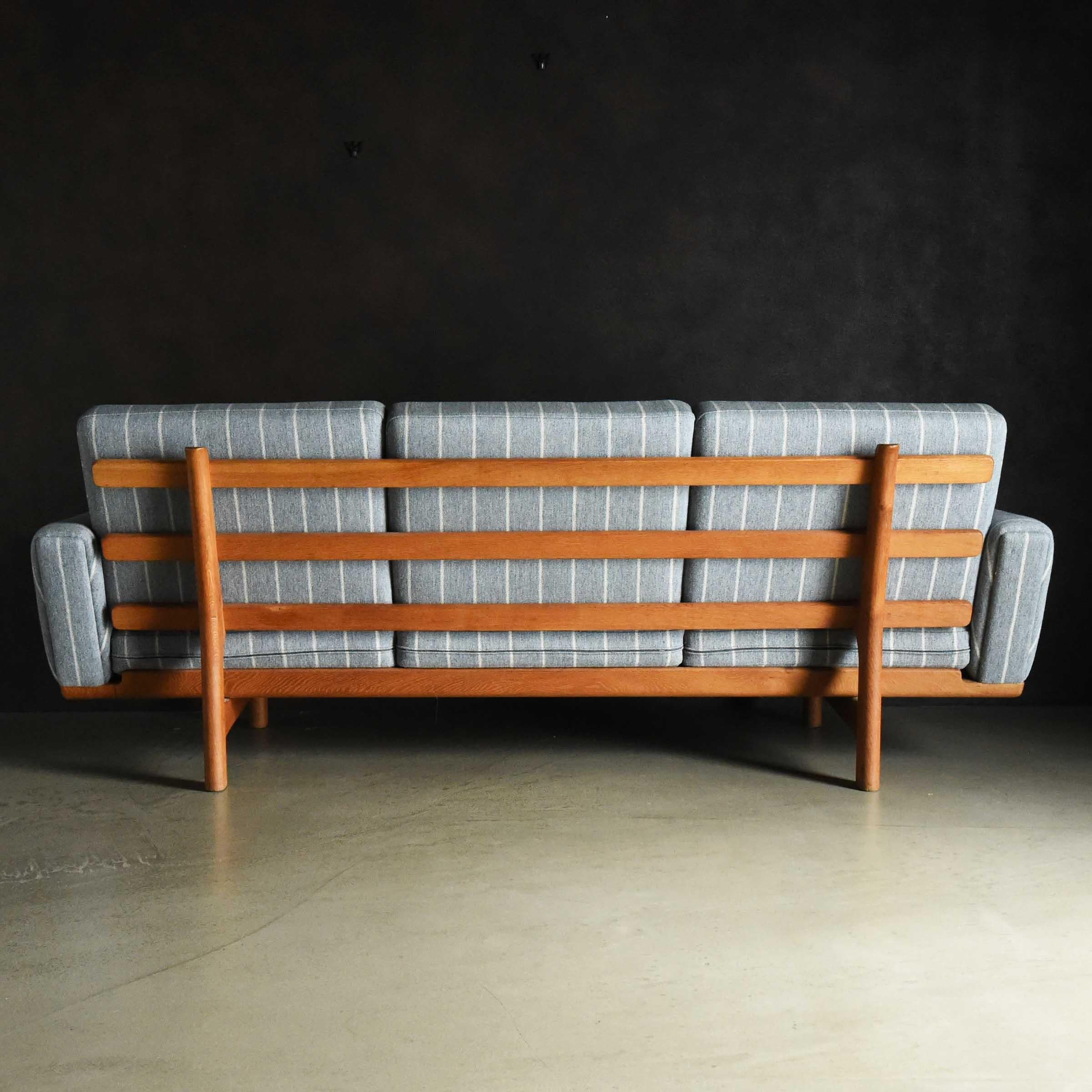 Hans Wegner: Dreisitzer-Sofa „Ge-236“ (Dänisch) im Angebot