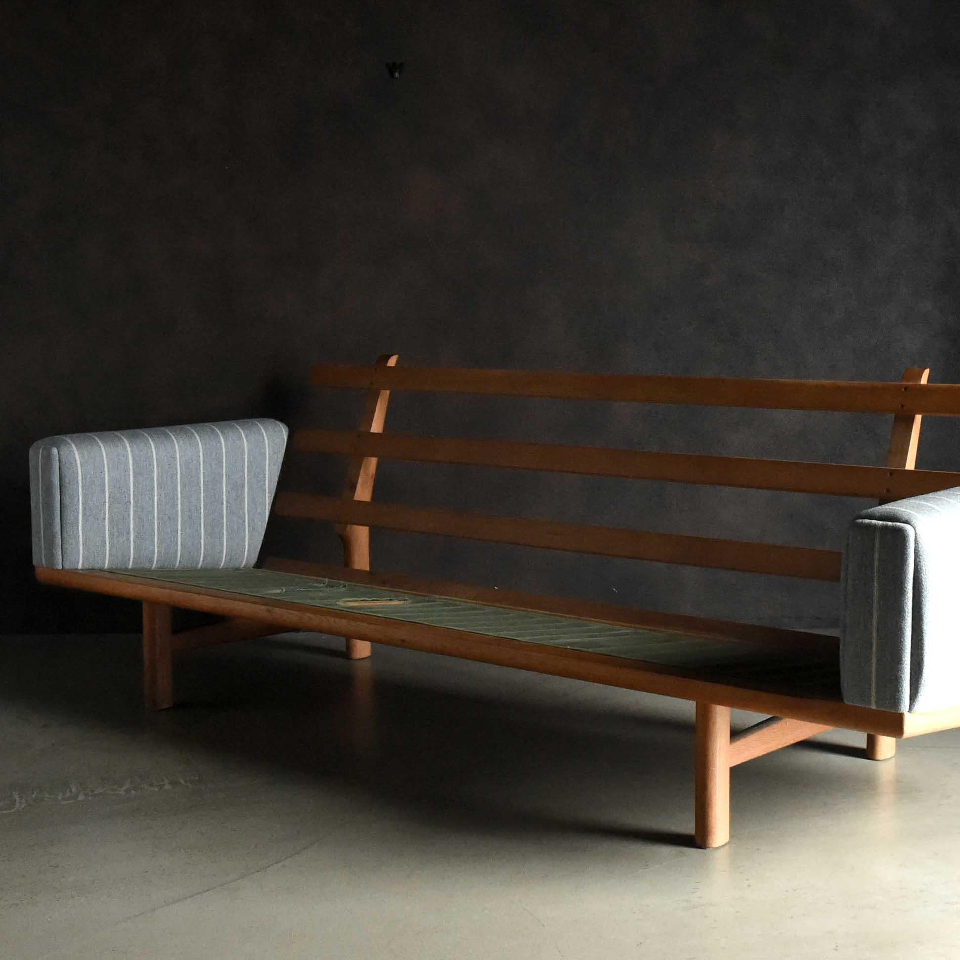 Hans Wegner: Dreisitzer-Sofa „Ge-236“ (Mitte des 20. Jahrhunderts) im Angebot