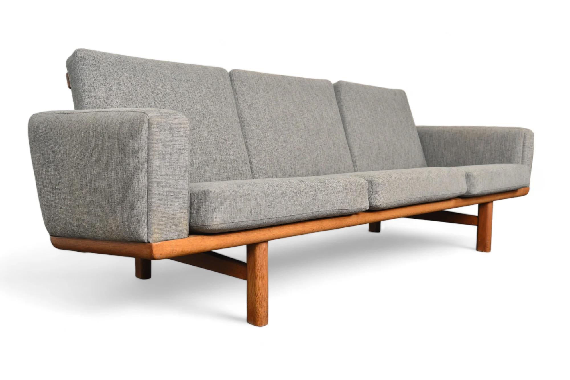 Hans Wegner Ge-236 Three Seat Sofa In Oak In Good Condition For Sale In Berkeley, CA