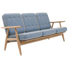 Hans Wegner GE-240/3 Sofa, geöltes Nussbaumholz