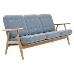 Canapé Hans Wegner GE-240/3 en chêne teinté