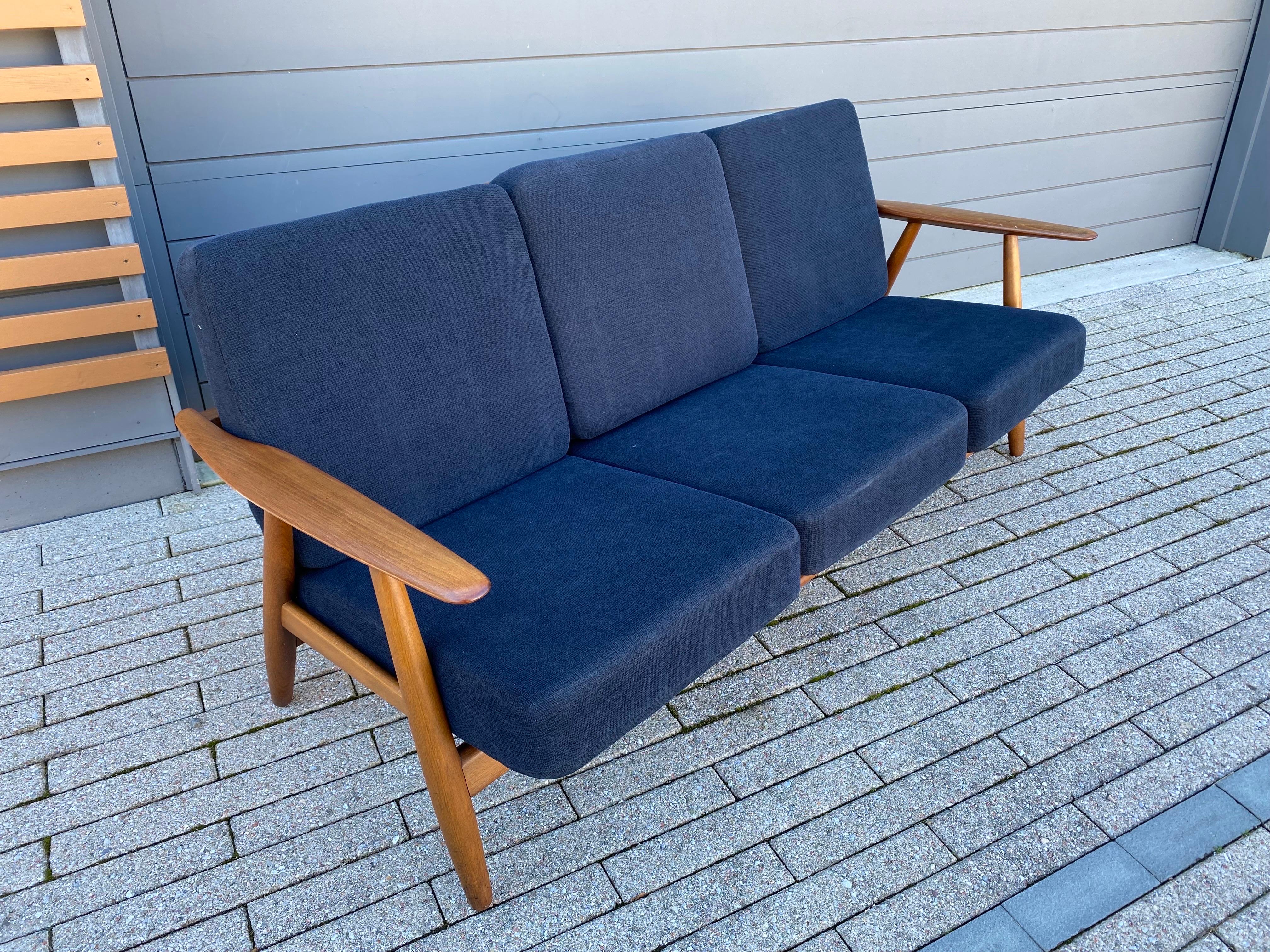 Hans Wegner für GETAMA GE-240 3-sitziges Sofa. Korpus aus Eiche mit Armlehnen aus Teakholz. Vor etwa 13 Jahren erneuert, aber unter Beibehaltung der originalen inneren Schraubenfedern.  Sieht aus, als wären die Arme irgendwann nachgearbeitet worden.