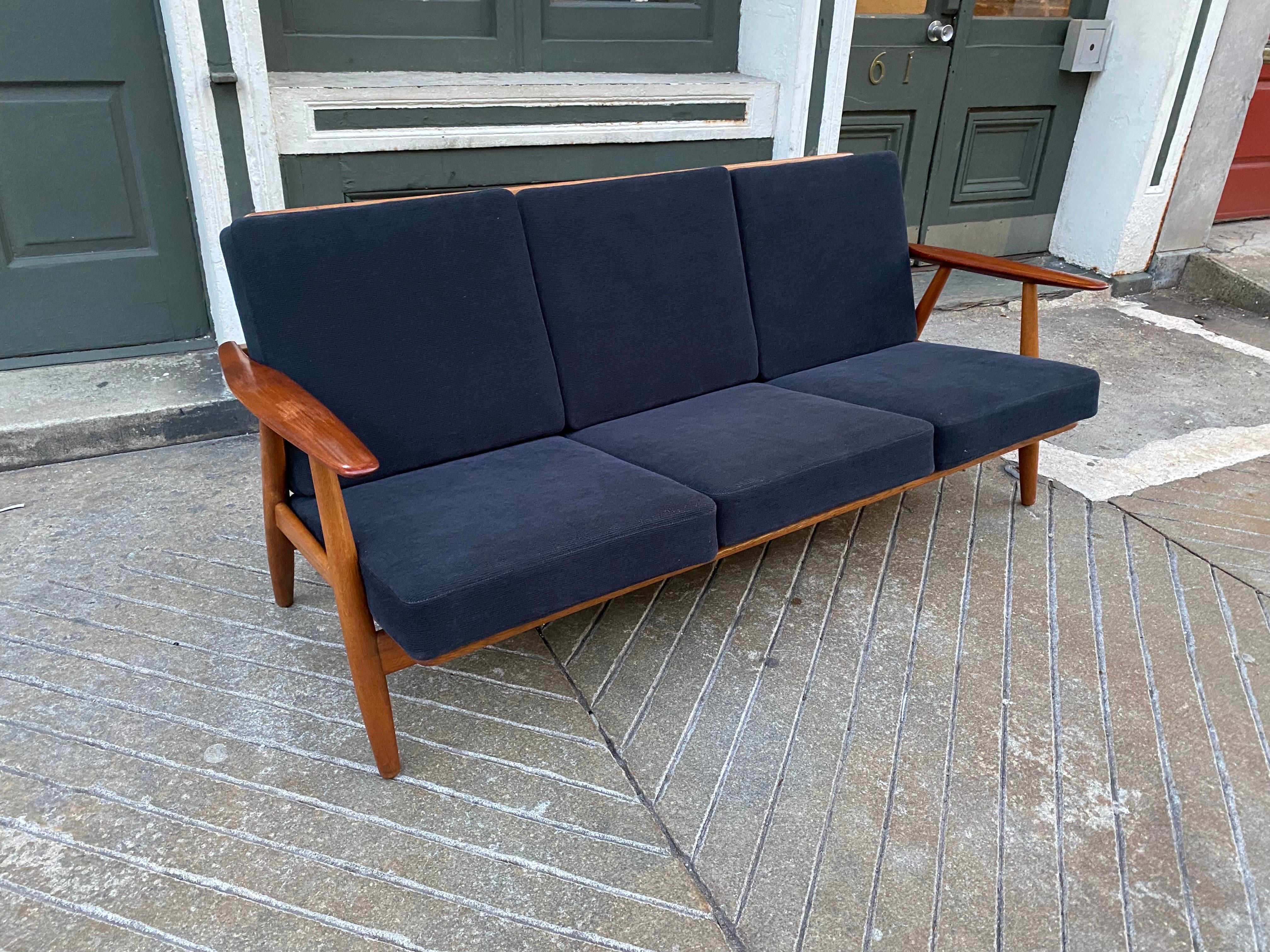 Hans Wegner GE-240 GETAMA Sofa In Good Condition For Sale In Philadelphia, PA