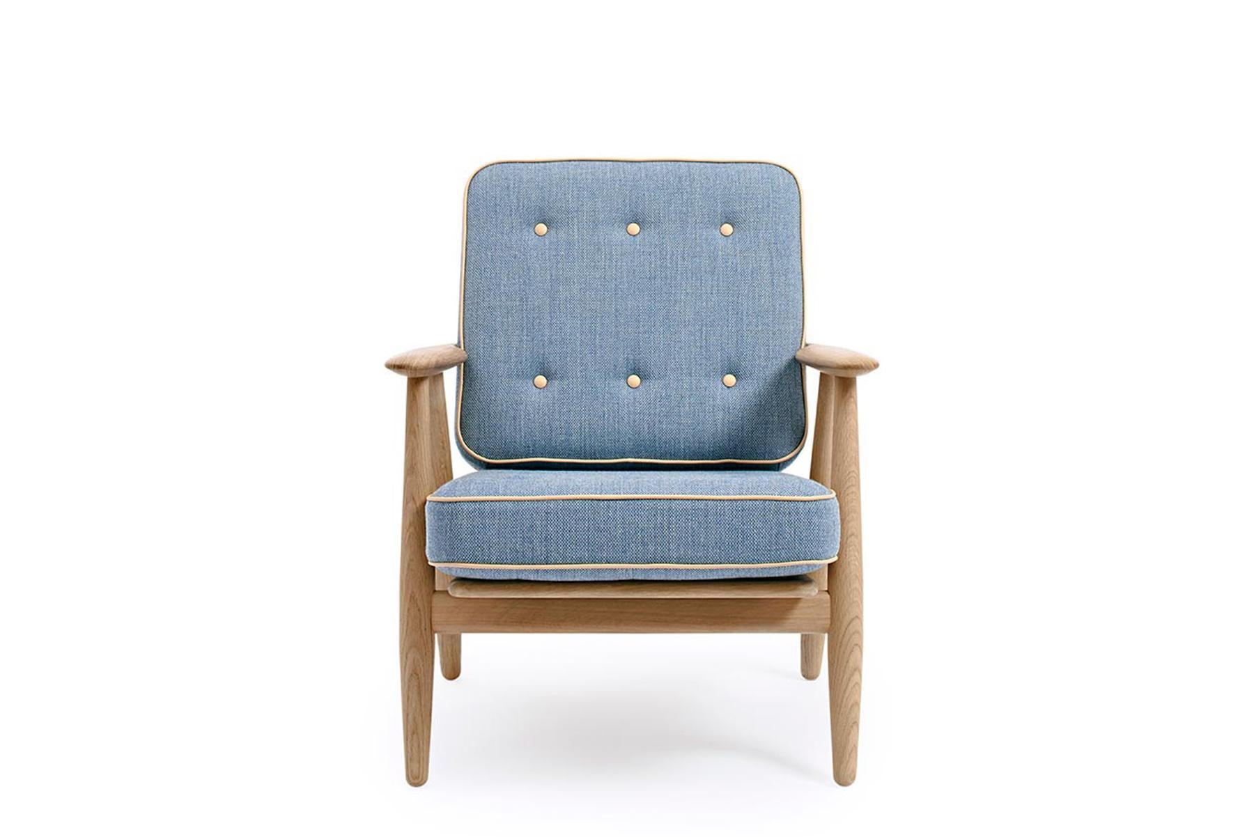 Der Sessel 240 wurde 1955 von Hans Wegner für GETAMA entworfen und zeichnet sich durch unvergleichliche Handwerkskunst und Ergonomie aus. Die geschnitzten, zigarrenförmigen Arme bringen die natürliche Schönheit der Holzmaserung zur Geltung.