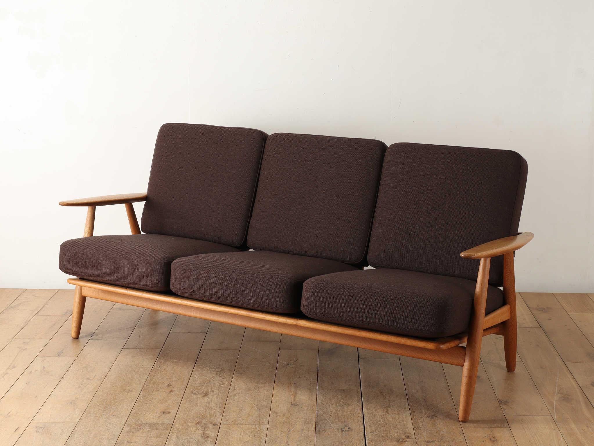 Hans J. Wegner. Il aurait conçu plus de 500 chaises au cours de sa vie et fut l'un des maîtres les plus influents de l'histoire du design mobilier danois. La série GETAMA du fabricant de matelas de lit GETAMA est l'une de ses œuvres les plus