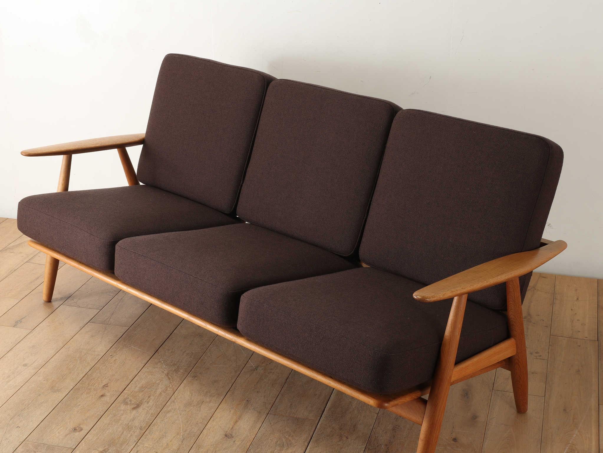 Scandinavian Modern Hans Wegner GE-240 Sofa For Sale