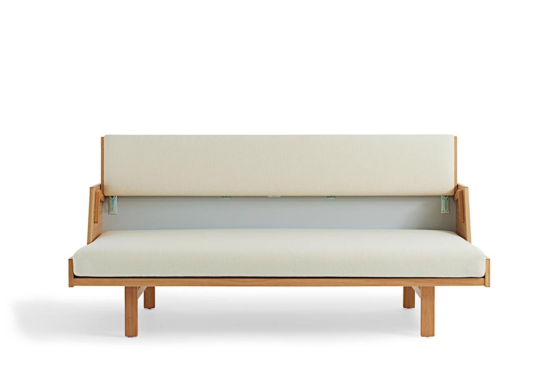 Designed by Hans Wegner in 1954, the GE 258 day bed is a versatile piece of furniture. The upholstered backrest lifts to provide a roomy bed. Crafted in solid wood, this bench is hand built at Getama’s factory in Gedsted, Denmark by skilled