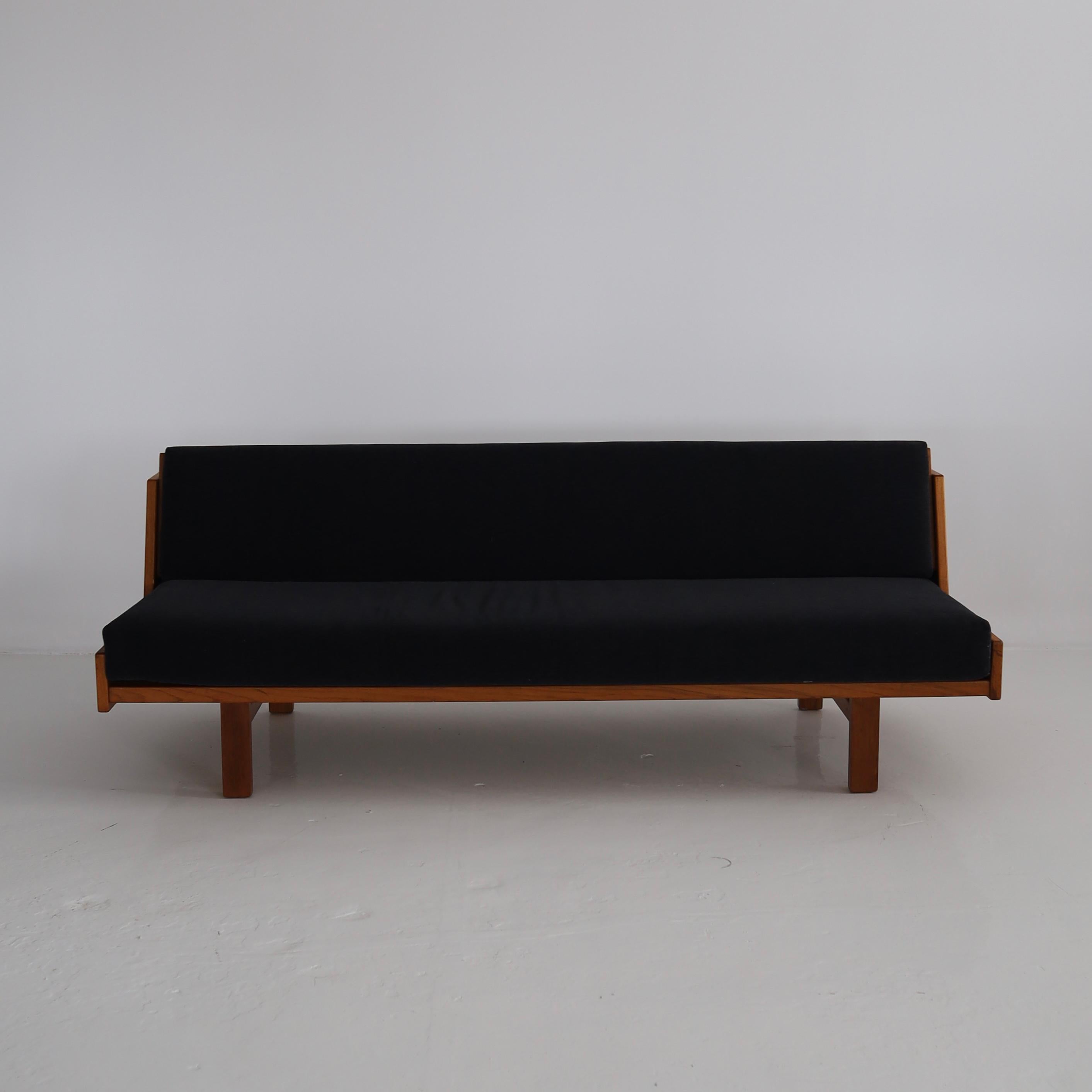 Hans Wegner Ge-258 Daybed In Good Condition For Sale In Chicago, IL