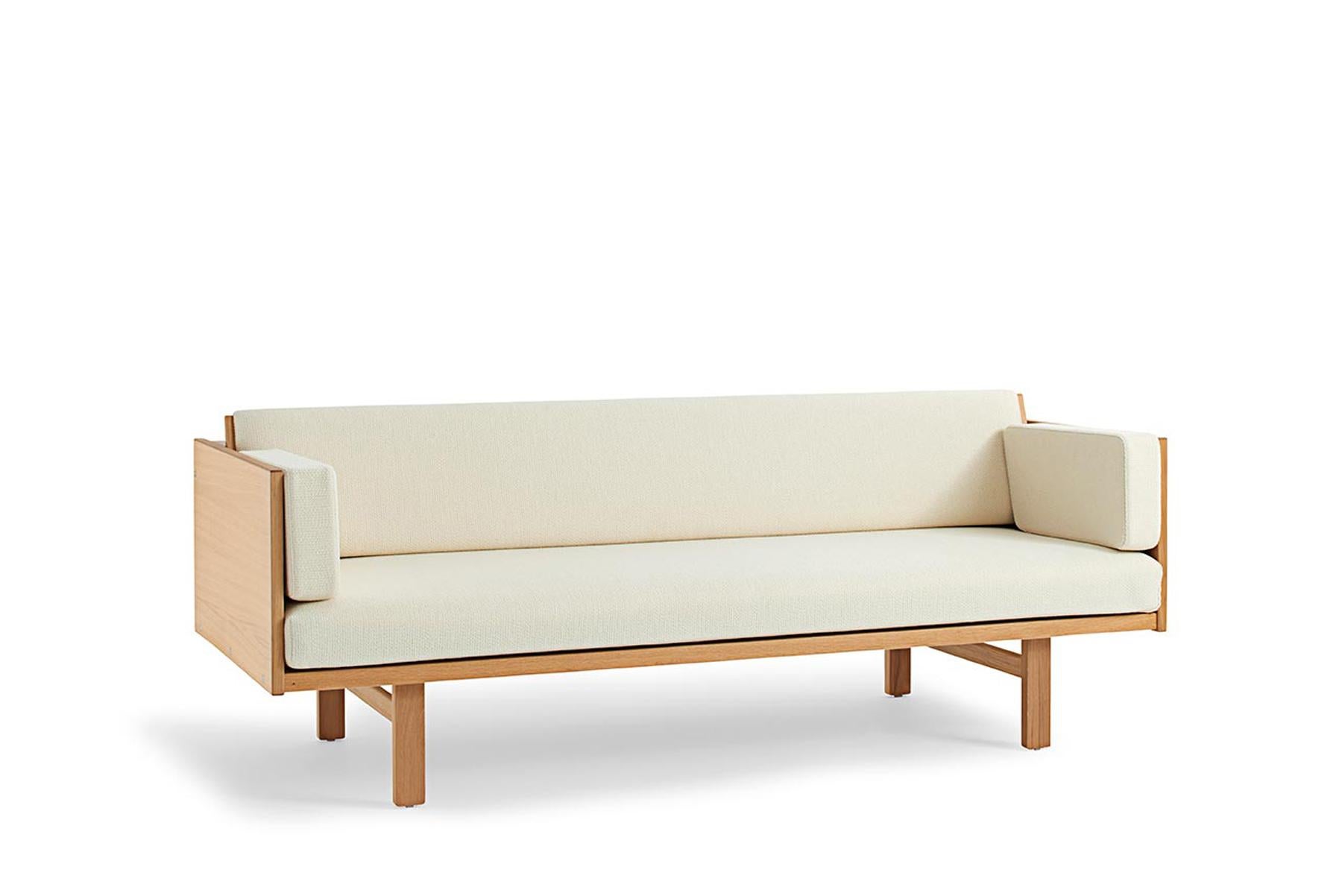 Das 1954 von Hans Wegner entworfene Daybed GE 259 ist ein vielseitiges Möbelstück. Die gepolsterte Rückenlehne lässt sich anheben, um ein geräumiges Bett zu erhalten. Diese Bank aus Massivholz wird in der Getama-Fabrik in Gedsted, Dänemark, von